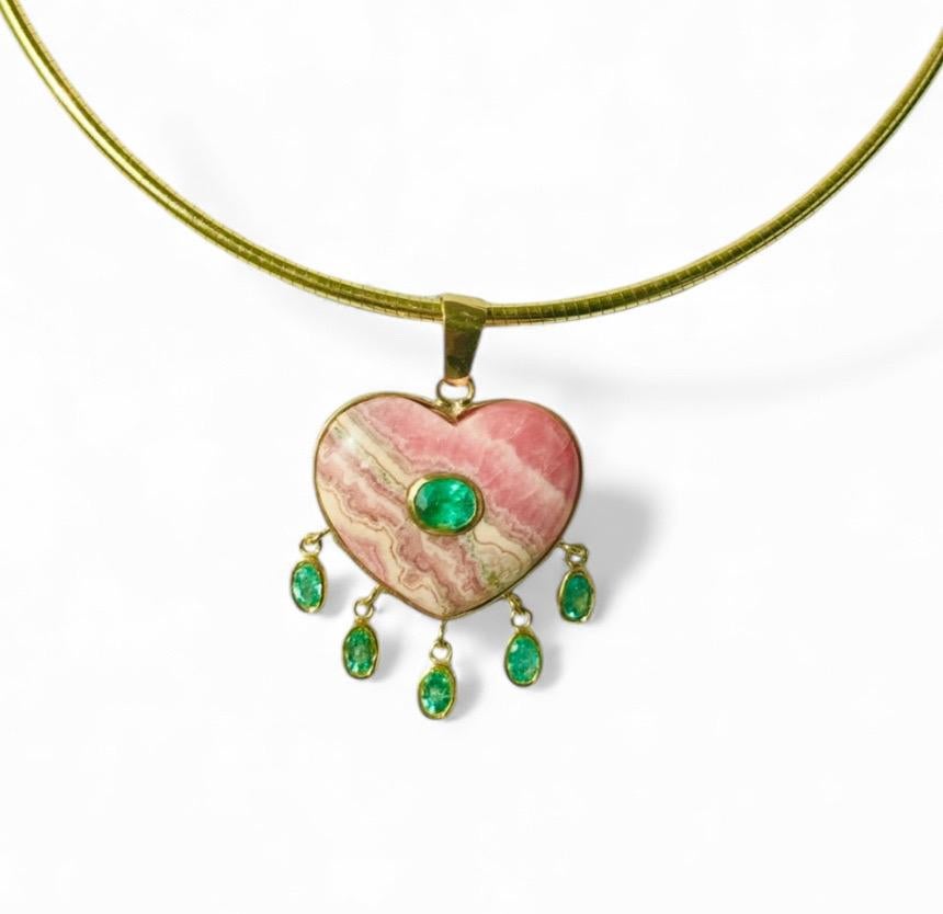 Pendentif grand coeur en rhodochrosite avec émeraude centrale et émeraudes en pampille en vente 1