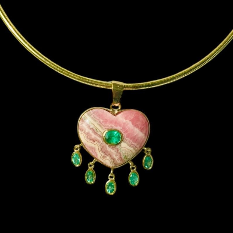 Pendentif grand coeur en rhodochrosite avec émeraude centrale et émeraudes en pampille en vente 2