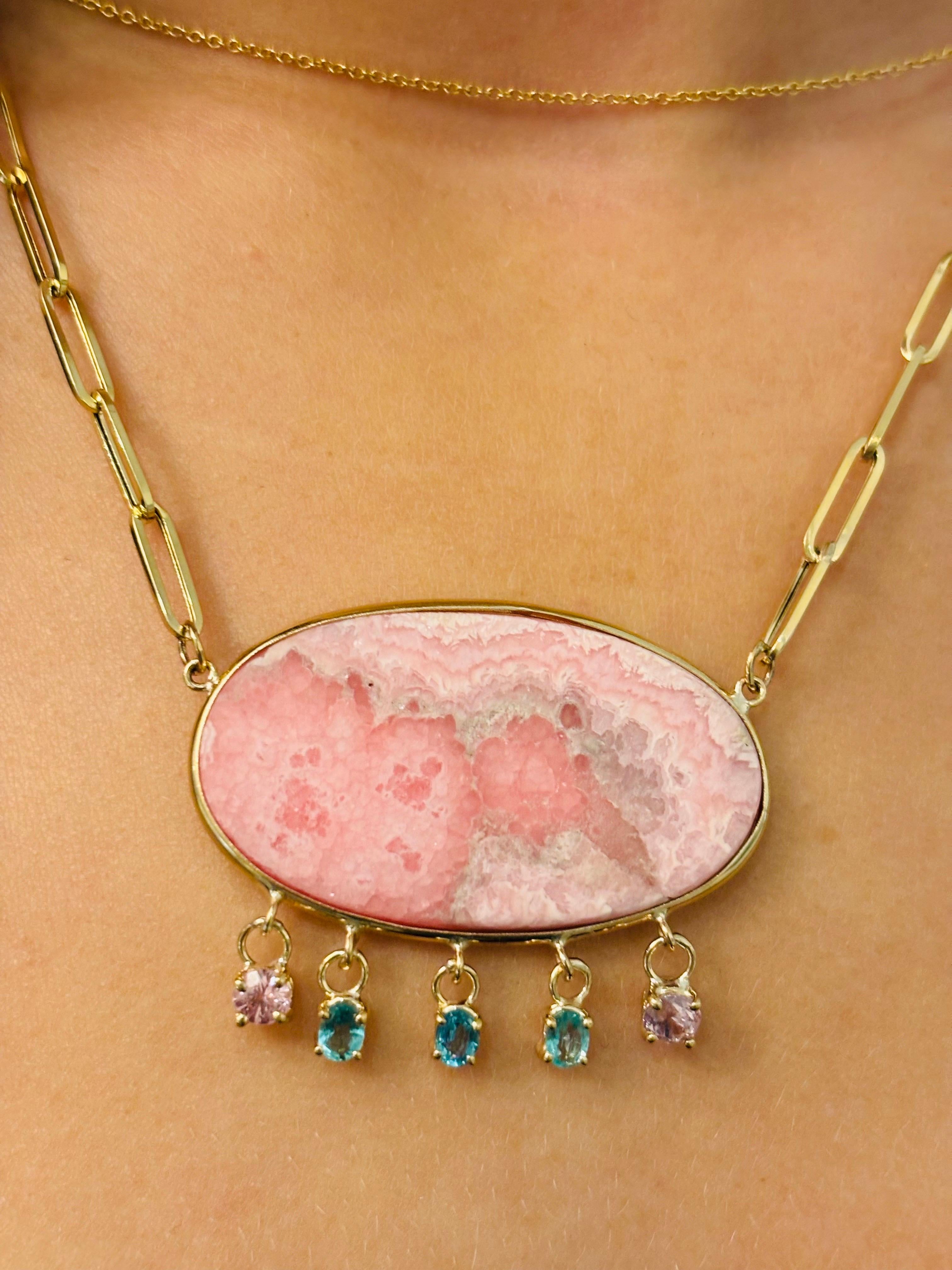 Taglio misto Collana di rodocrosite su catena a graffetta con smeraldi e spinelli rosa in vendita