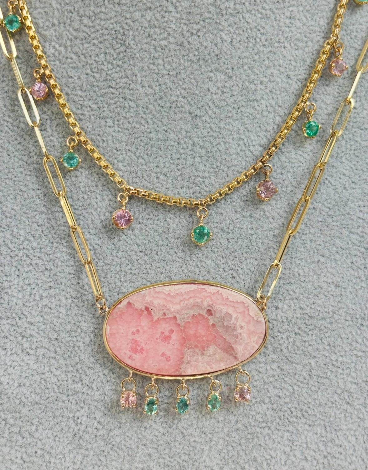 Collana di rodocrosite su catena a graffetta con smeraldi e spinelli rosa In condizioni Nuovo in vendita a New York, NY