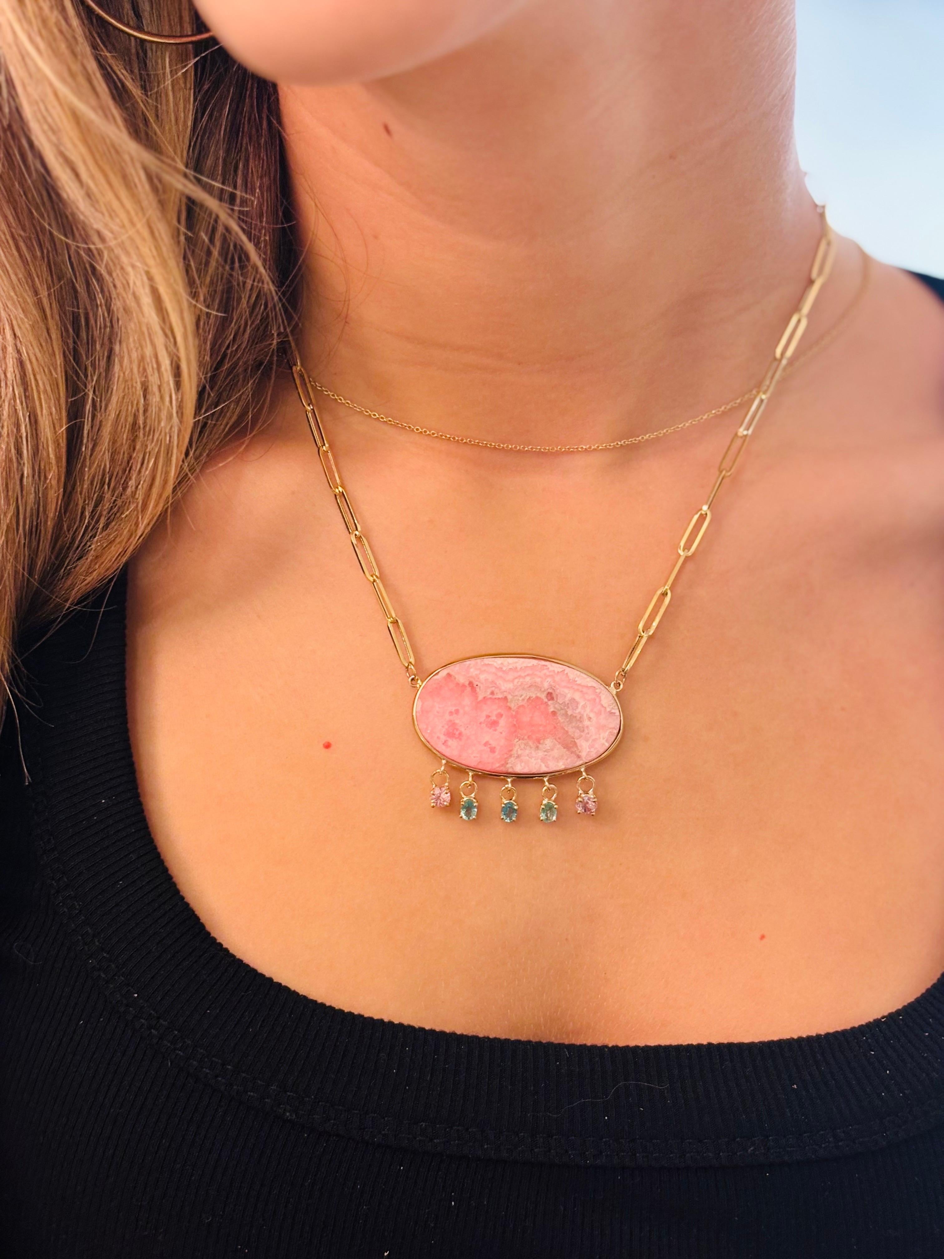 Collana di rodocrosite su catena a graffetta con smeraldi e spinelli rosa in vendita 1