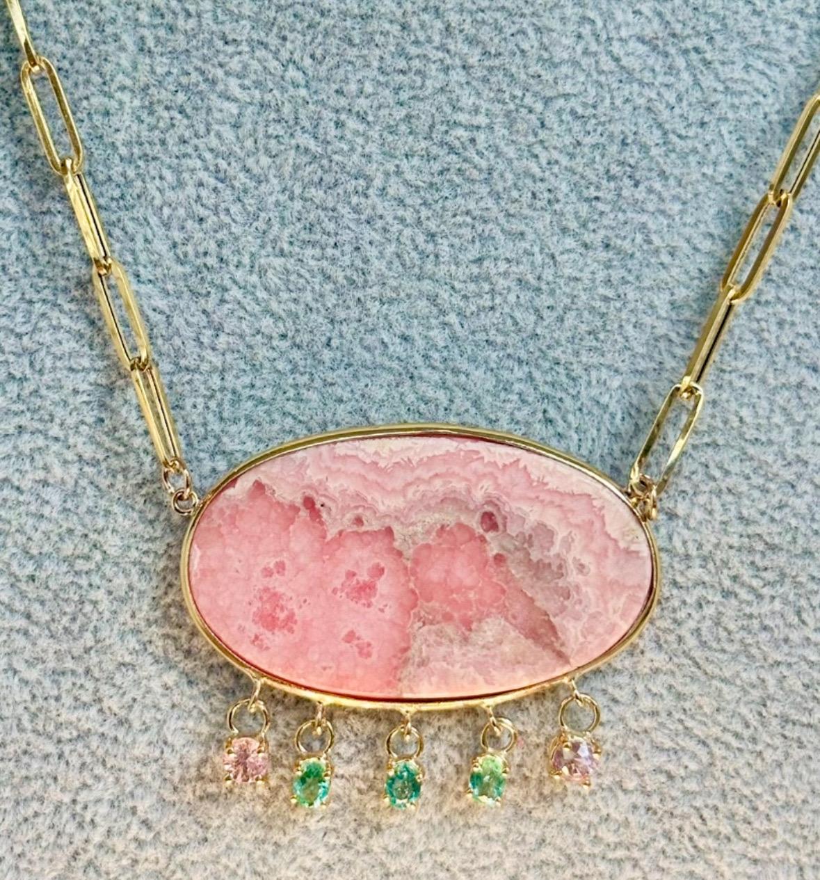 Collana di rodocrosite su catena a graffetta con smeraldi e spinelli rosa in vendita 2