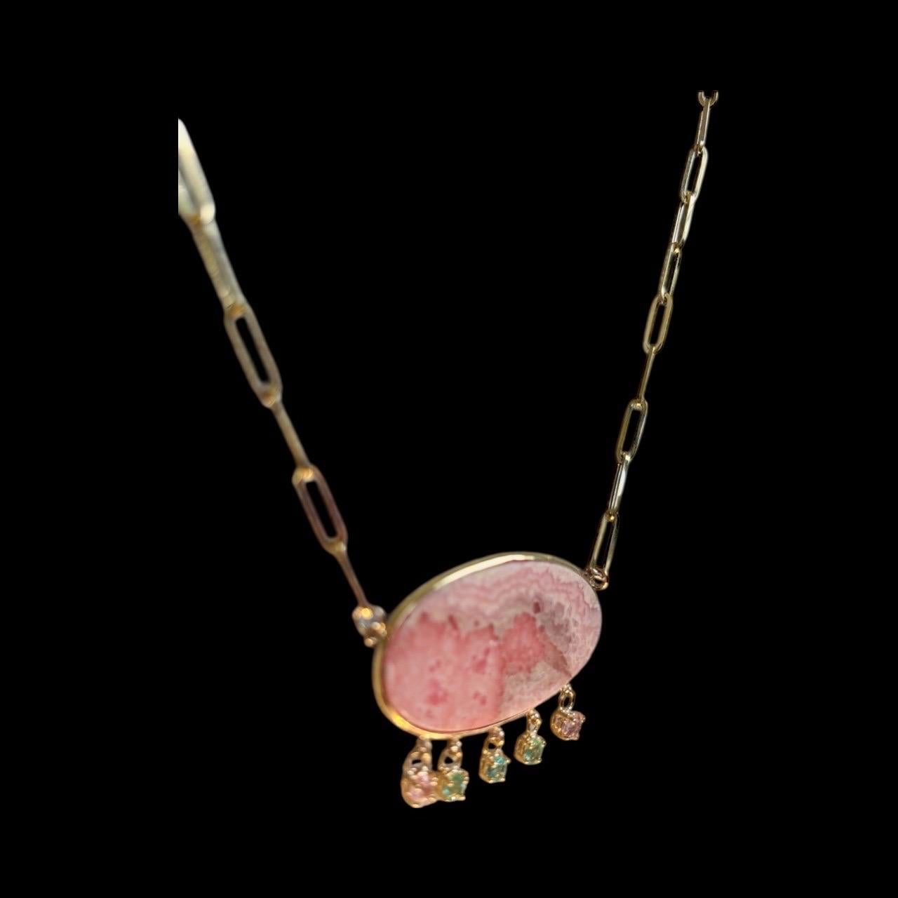 Collana di rodocrosite su catena a graffetta con smeraldi e spinelli rosa in vendita 3