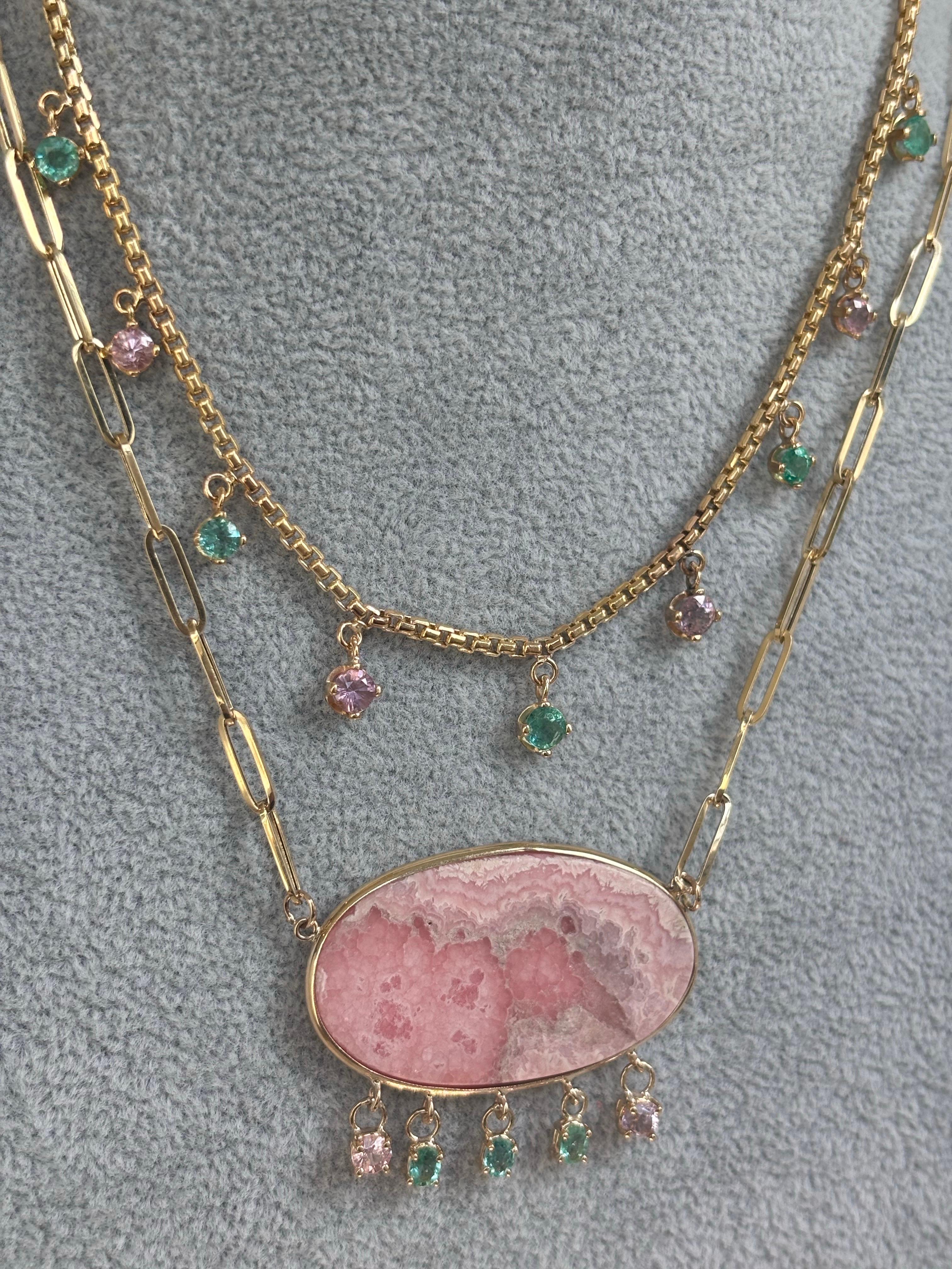 Collana di rodocrosite su catena a graffetta con smeraldi e spinelli rosa in vendita 4