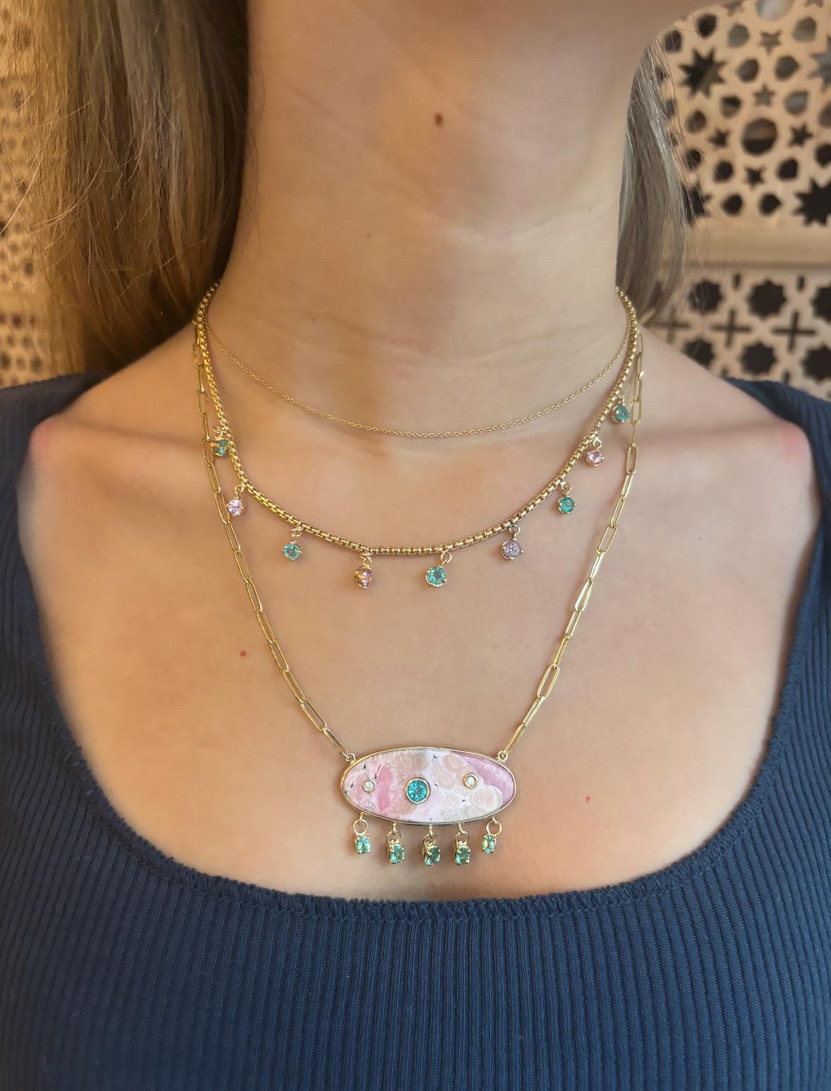 Collana di rodocrosite, con smeraldi e diamanti su una catena a graffetta in vendita 10