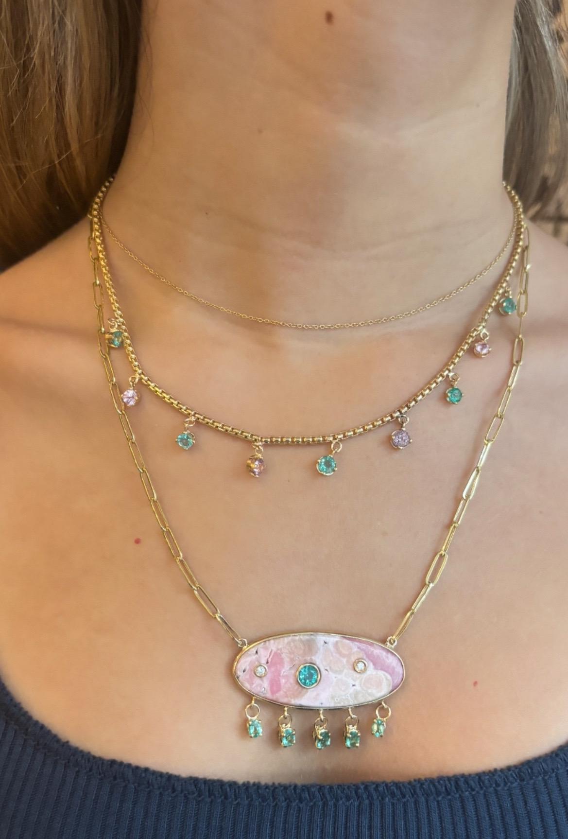 Taglio misto Collana di rodocrosite, con smeraldi e diamanti su una catena a graffetta in vendita