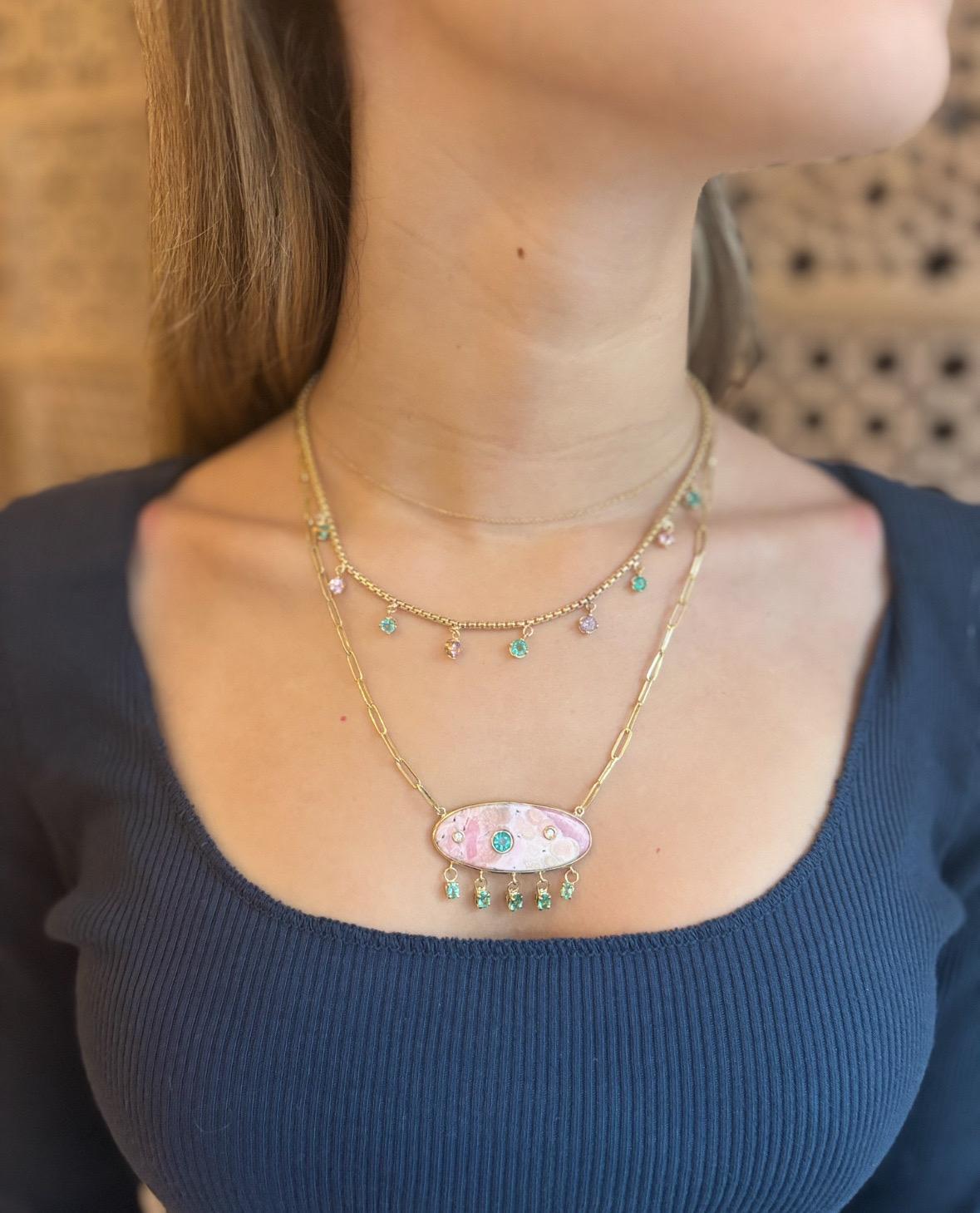 Collana di rodocrosite, con smeraldi e diamanti su una catena a graffetta In condizioni Nuovo in vendita a New York, NY