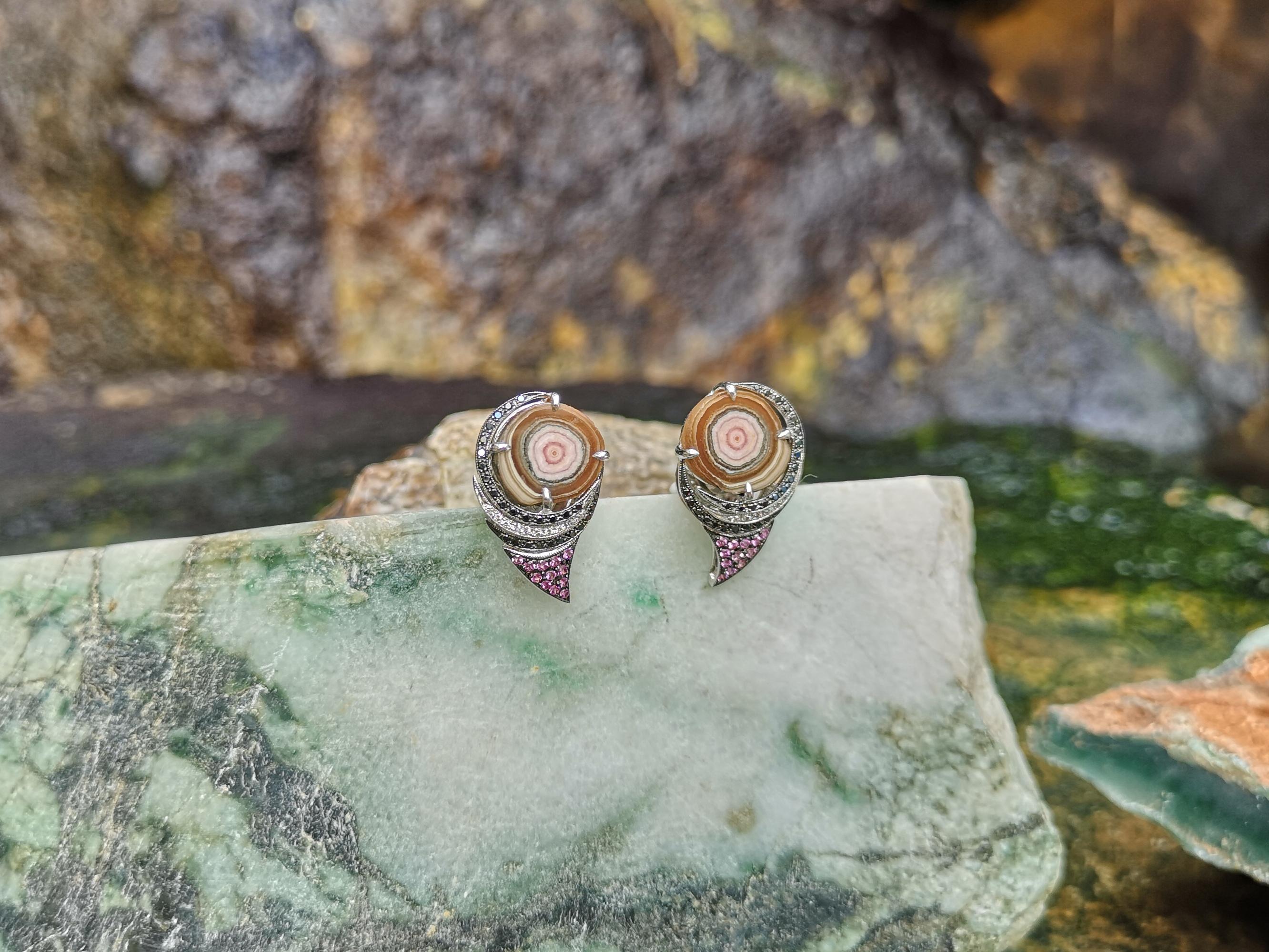 Orecchini con rodocrosite e zaffiro rosa in oro bianco 18 carati di Kavant and Sharart In condizioni Nuovo in vendita a Bangkok, TH