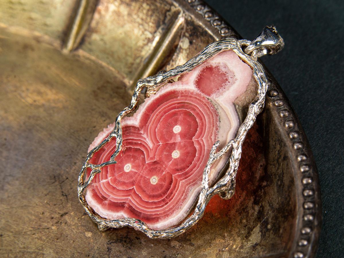Pendentif magique en argent rhodochrosite brute à motif de cristal brut de pierre naturelle en vente 1