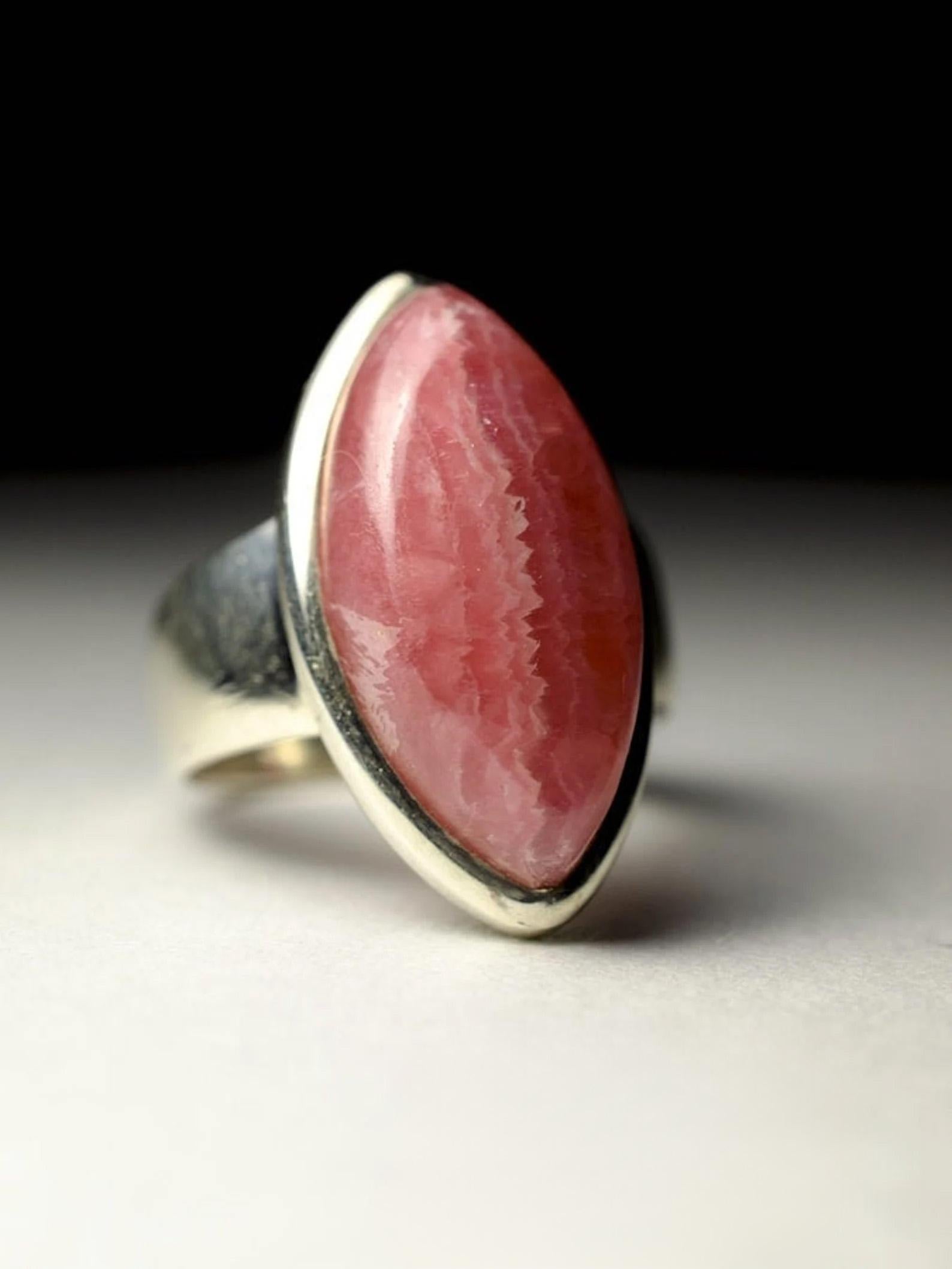 Anello d'argento vintage con rodocrosite naturale
origine della gemma - Argentina
La dimensione della gemma è di 0,28 х 0,39 х 0,91 in / 7 х 10 х 23 mm
Peso dell'anello - 9,2 grammi
misura dell'anello - 8 US
rif. n. 4117 