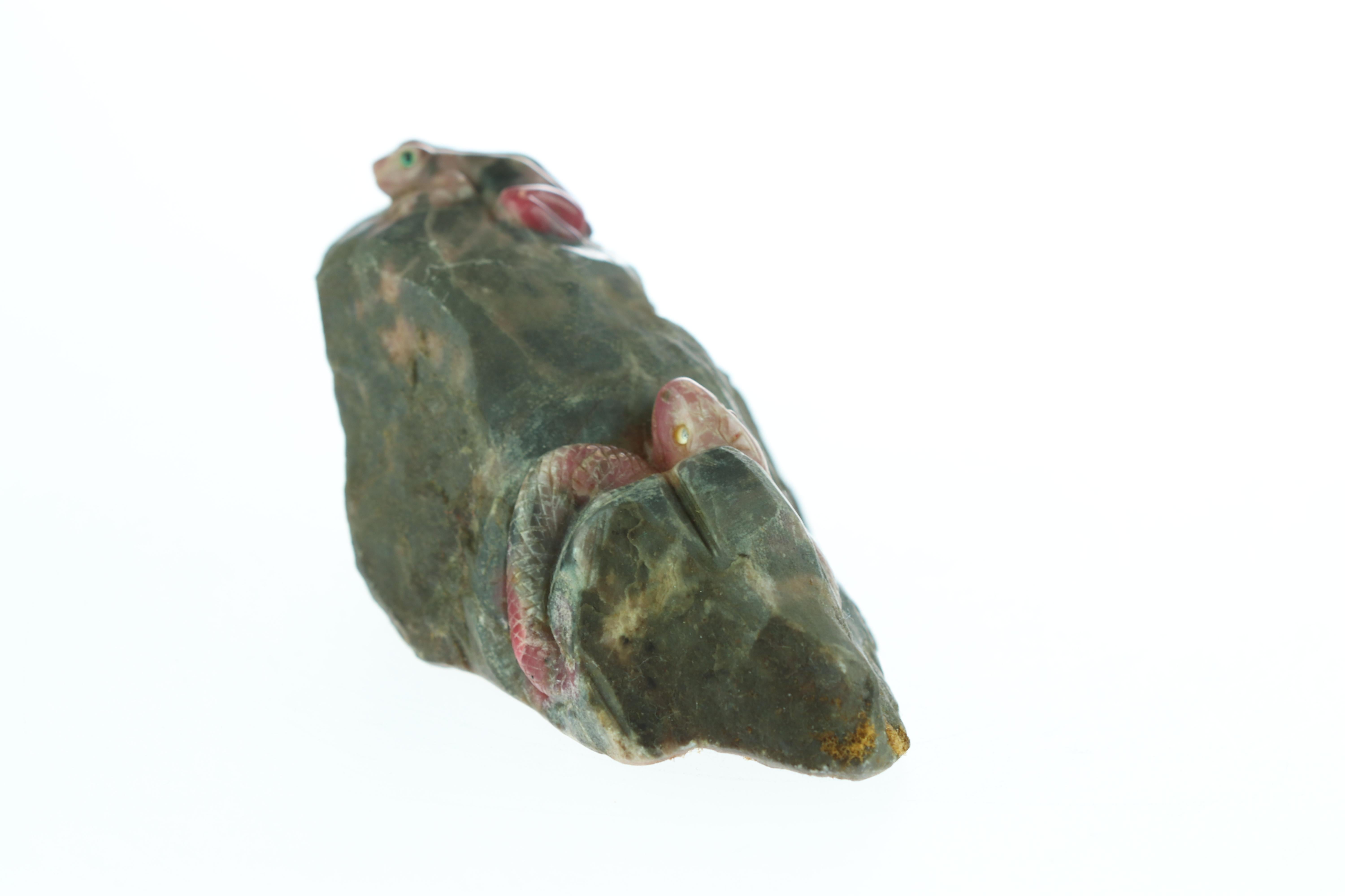 Rhodochrosite Snake Frog Figurine Carved Animal Artisanal Chinese Sculpture In Excellent Condition For Sale In Milano, IT