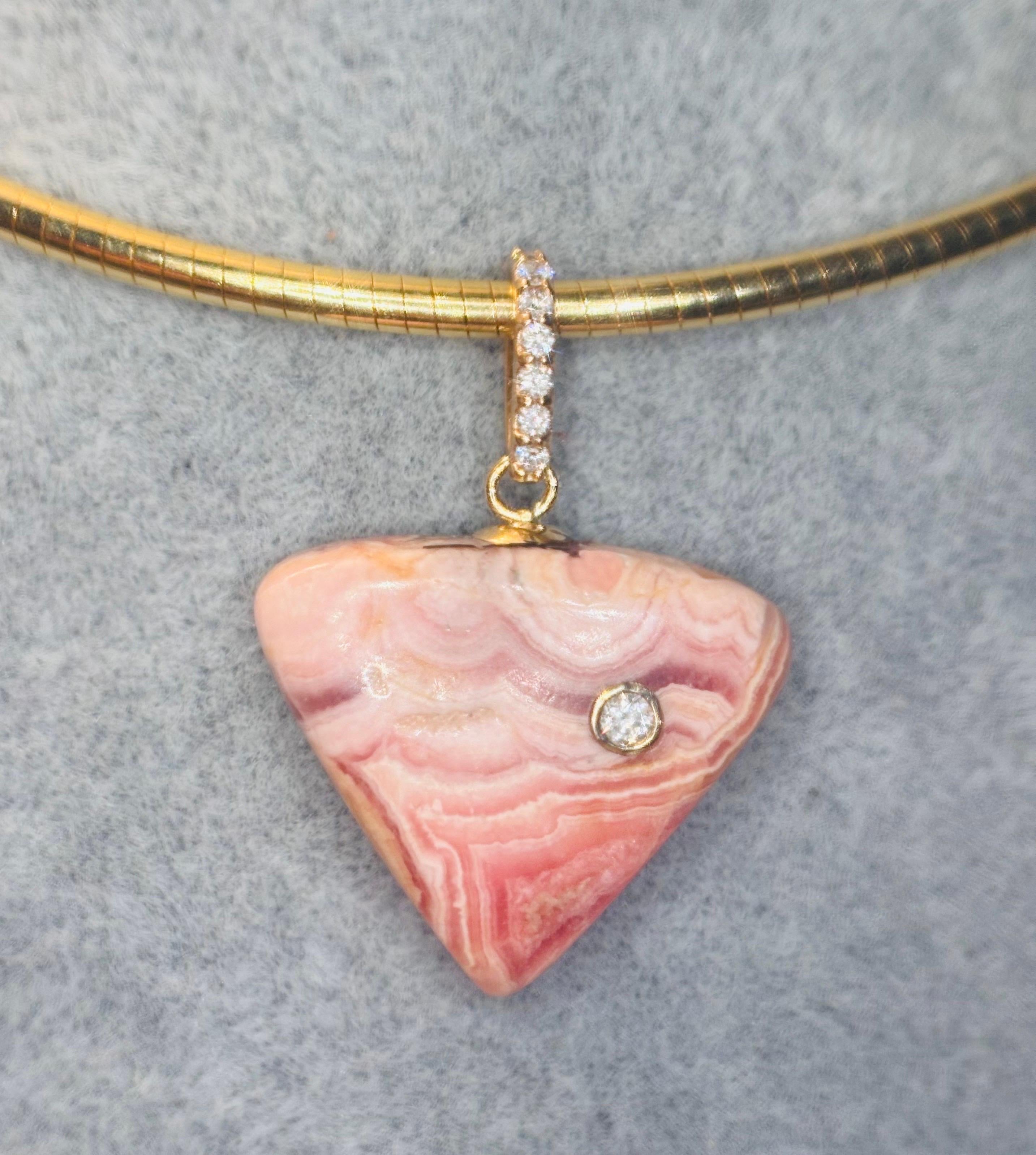 Ciondolo a trilione di rodocrosite con diamanti in vendita 1