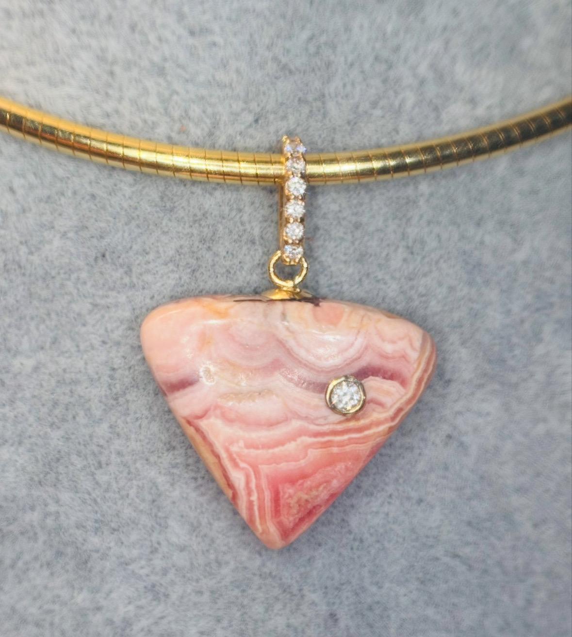 Ciondolo a trilione di rodocrosite con diamanti in vendita 3
