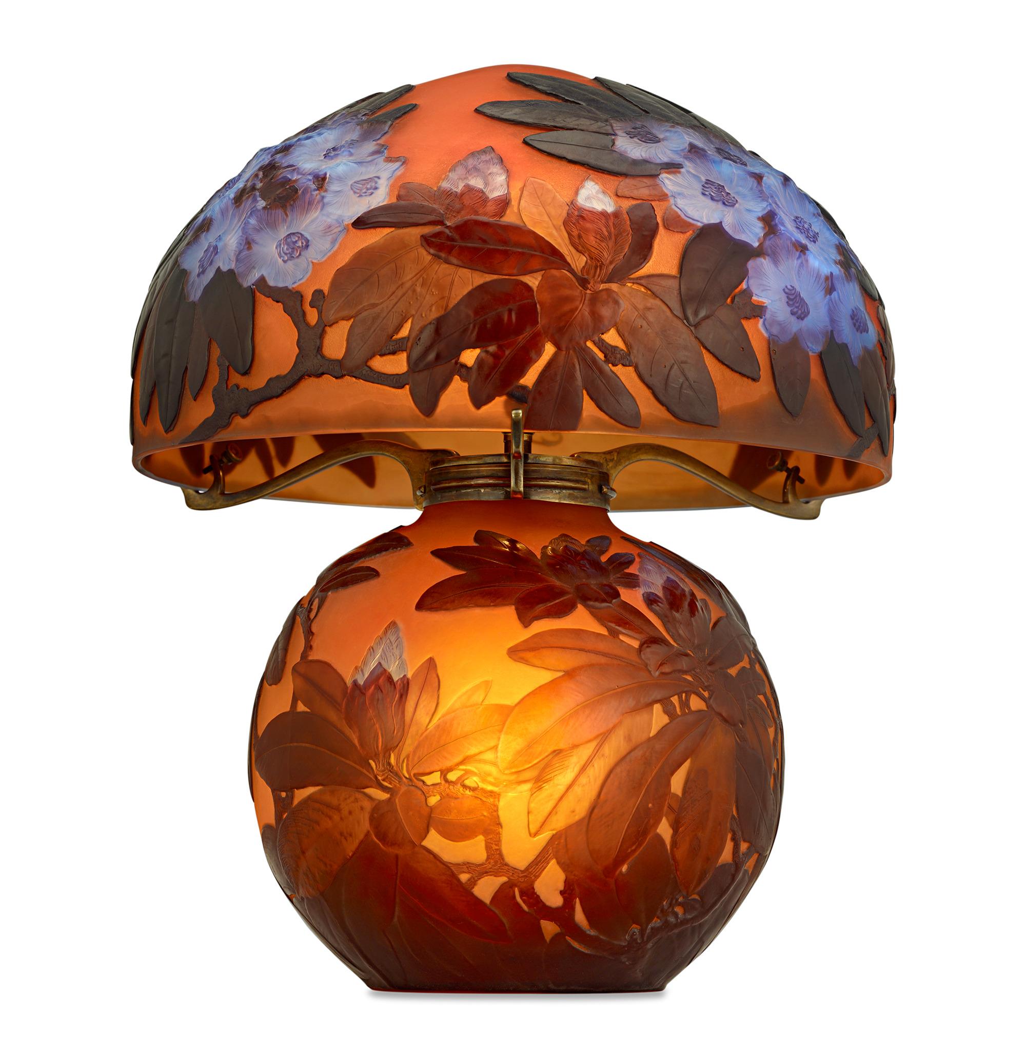 Lampe en verre camée soufflé Rhododendron
Émile Gallé
Circa 1900

Impressionnante par sa taille et sa qualité artistique, cette lampe en verre soufflé camée exceptionnellement rare est l'œuvre du célèbre maître de l'Art nouveau Émile Gallé, l'un des