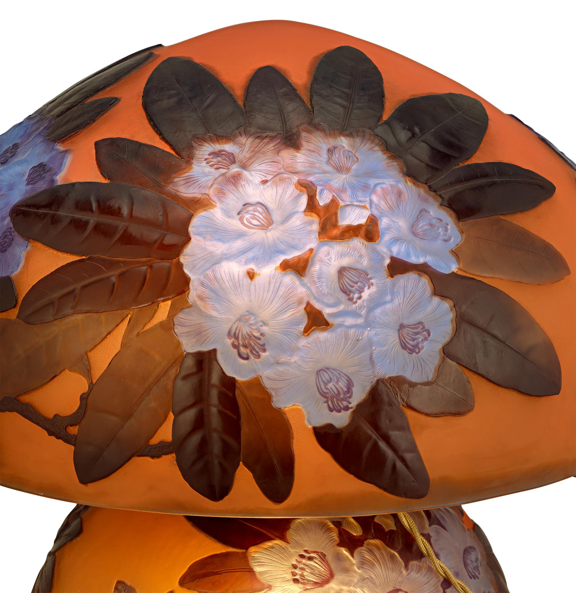 Français Lampe en verre camée soufflé Rhododendron d'Émile Gallé en vente