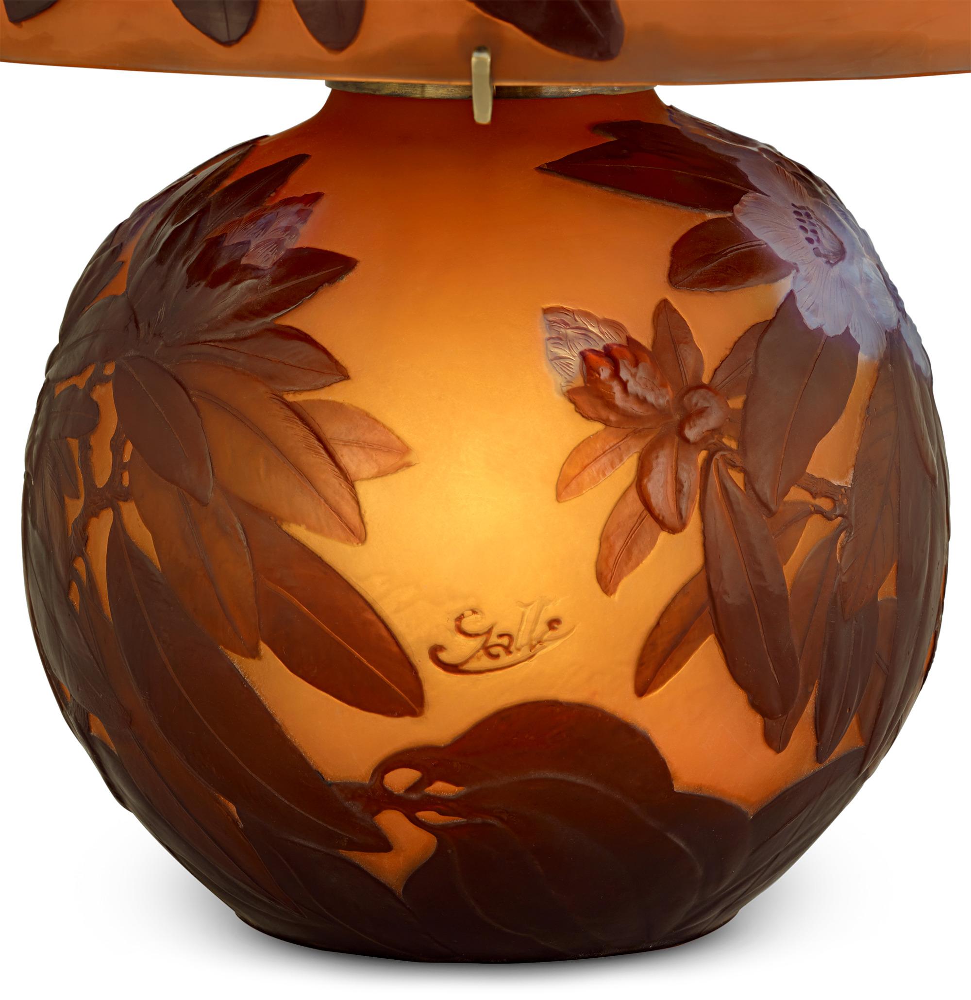 Lampe en verre camée soufflé Rhododendron d'Émile Gallé Excellent état - En vente à New Orleans, LA