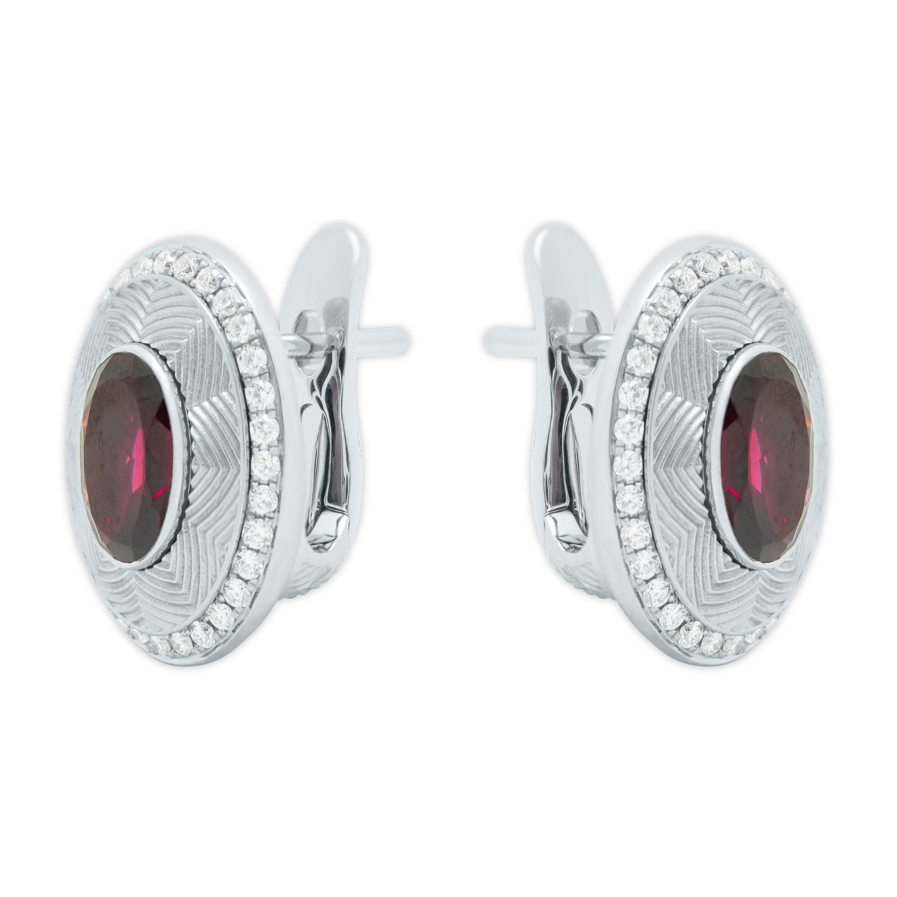 Rhodolite 2.97 Carat Diamonds 18 Karat White Gold Tweed Earrings
Perhaps this is the brightest and most popular representative of the Pret-a-Porter collection. The texture of Tweed reminds of the well-known fabric, but most importantly, it reminds