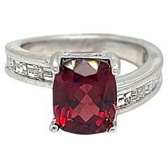Bague asymétrique en or blanc avec rhodolite et diamants