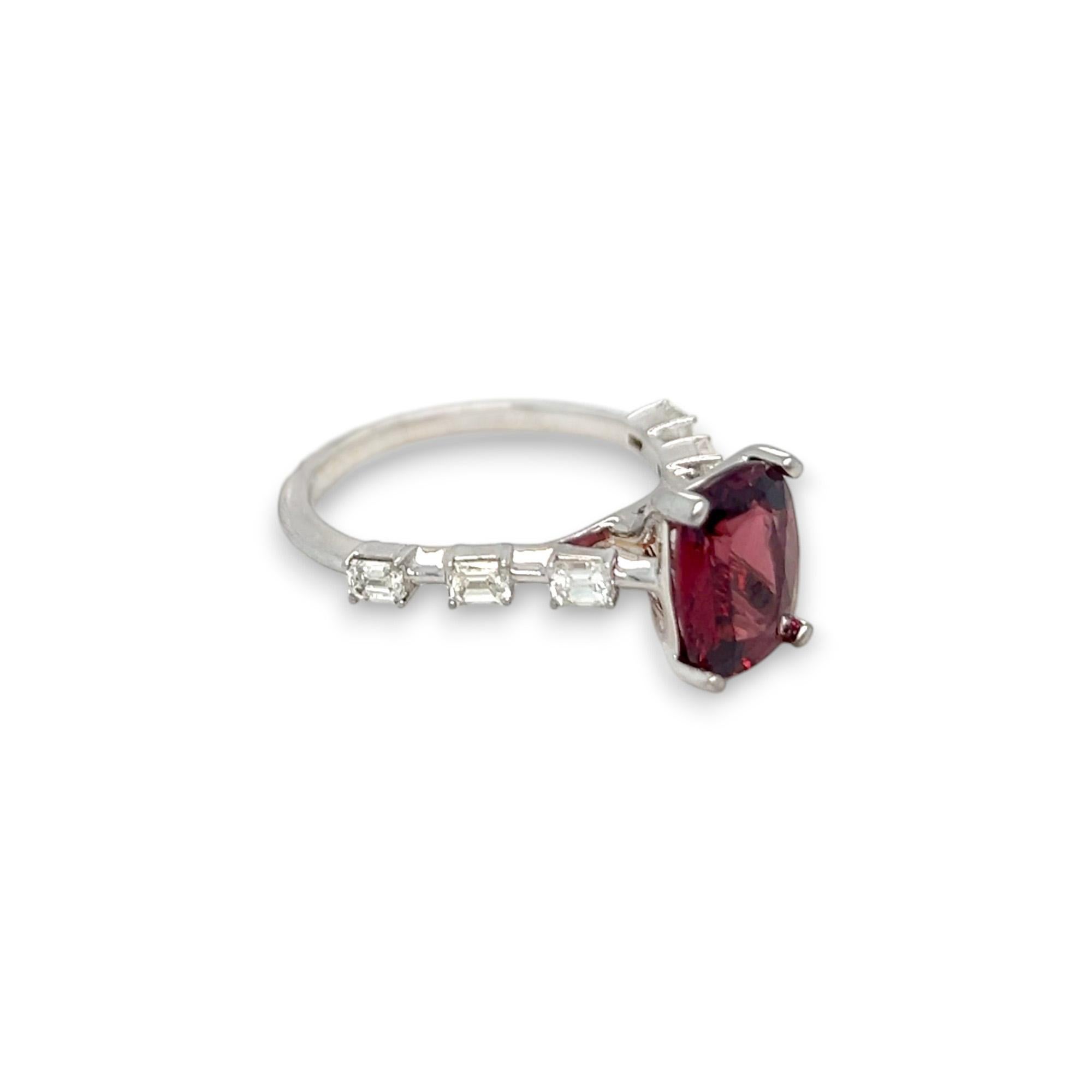 Dieser wunderschöne Ring besteht aus einem 2,91 Karat schweren Rhodolithen in der Mitte, der von 6 Diamanten im Smaragdschliff (0,51 Karat Gesamtgewicht) in 14 Karat Weißgold verziert wird. Die Diamanten haben die Farbe G/H und die Reinheit VS. Der
