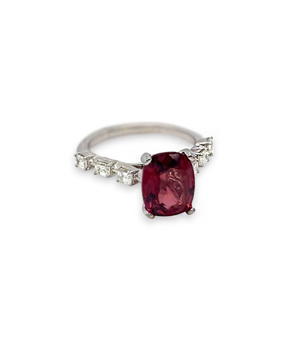 Ring aus Weißgold mit Rhodolith und Diamant (Kissenschliff) im Angebot