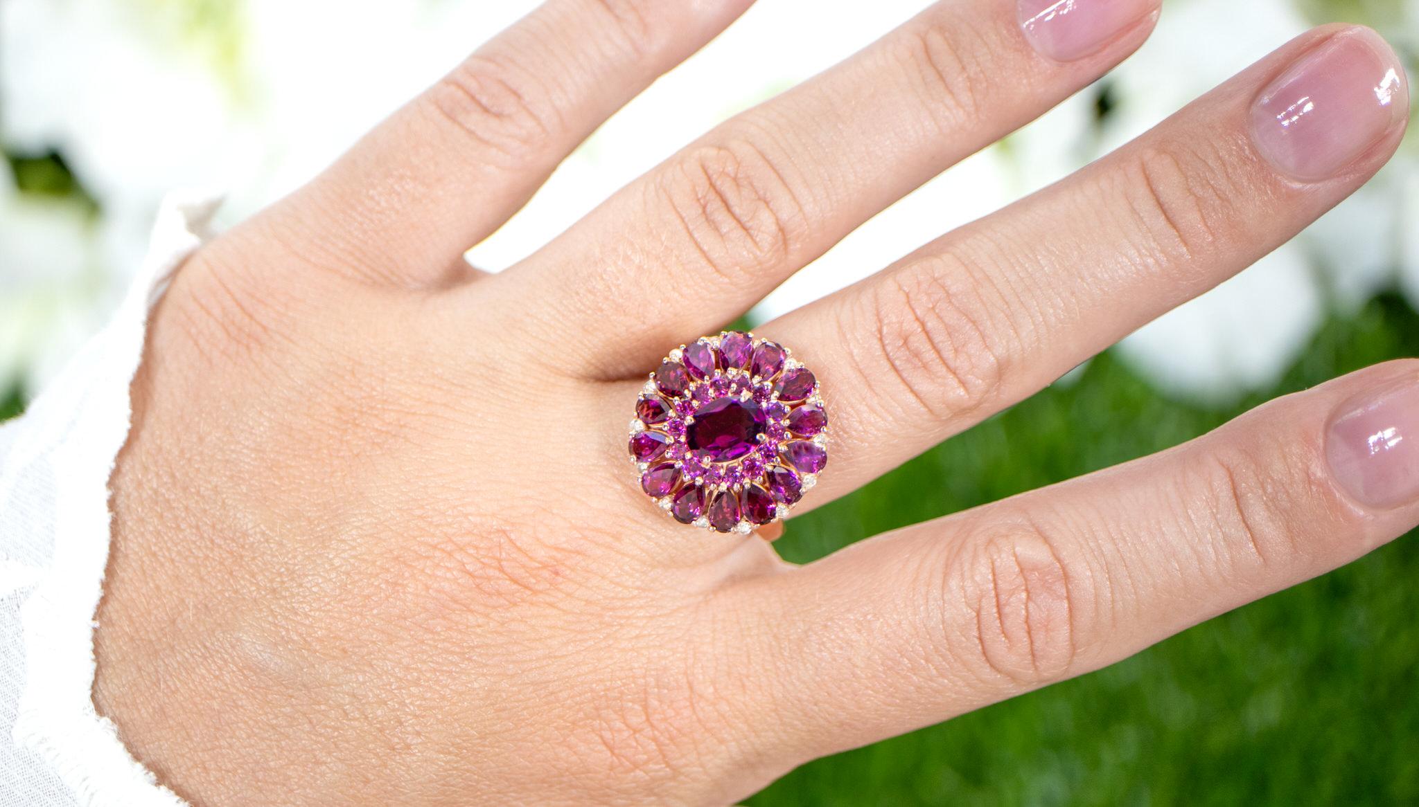 Il est accompagné d'une évaluation gemmologique par la GIA (GG/AJP).
Toutes les pierres précieuses sont naturelles
29 Rhodolites = 6,07 Carats
14 Topazes blanches = 0.22 Carats
Métal : argent sterling plaqué or rose 14K
Taille de la bague : 8*