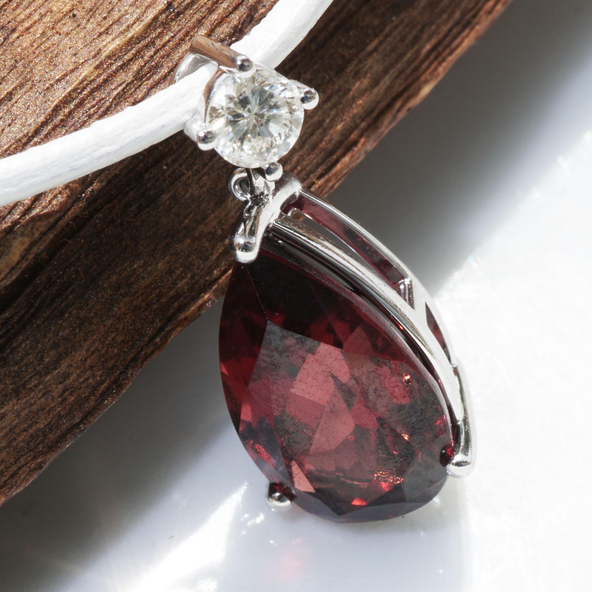 Rhodolite Diamond Pendant with IGI Certificate what kind of red 6.05 ct 0.22 ct For Sale 6