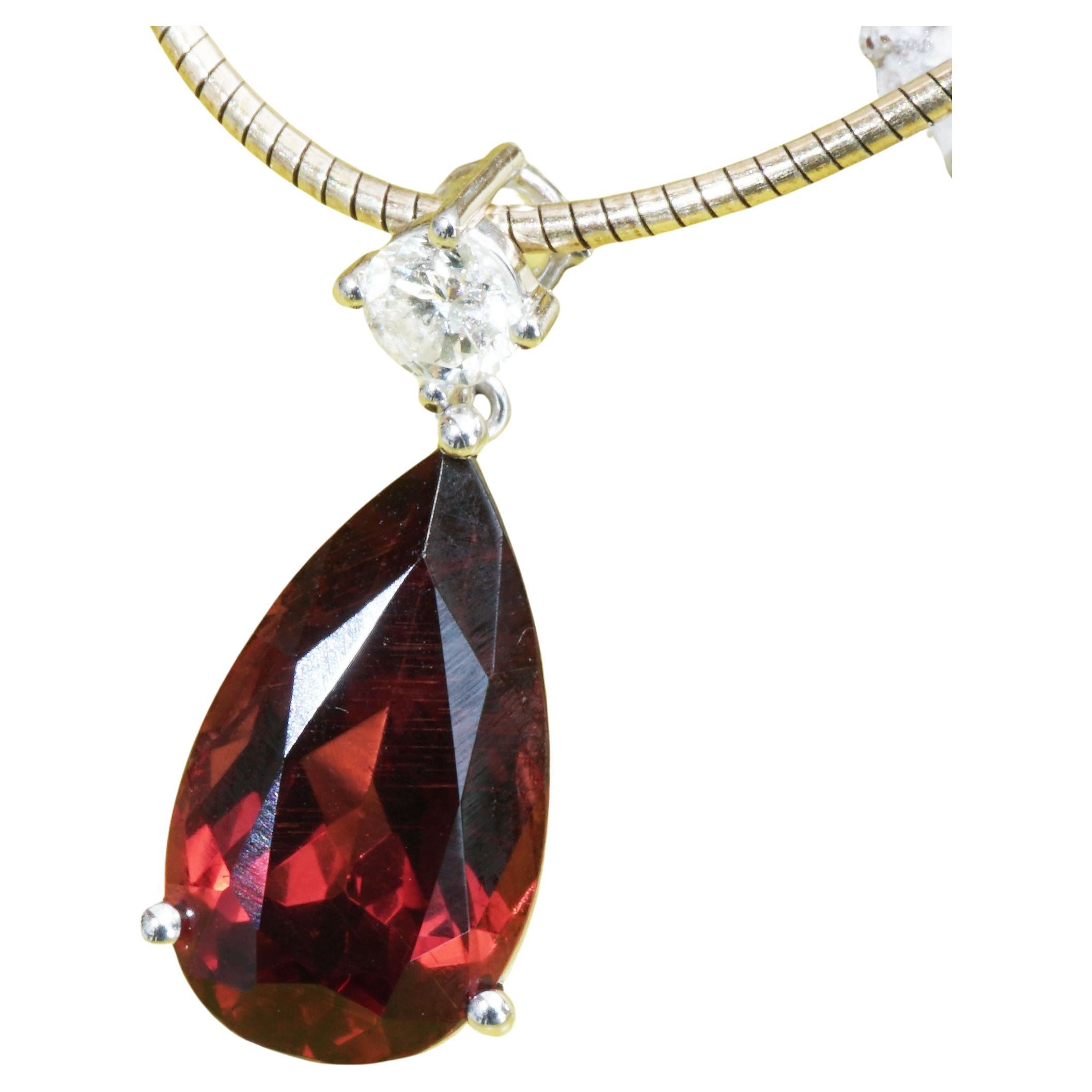 one top color great red-violet tone and a beautiful brilliant and nothing else, puristic and yet so noble, results in a 18 kt white gold pendant that can be worn daily, on a chain, an Omega choker or with leather (inner eyelet approx. 2 x 3 mm), a