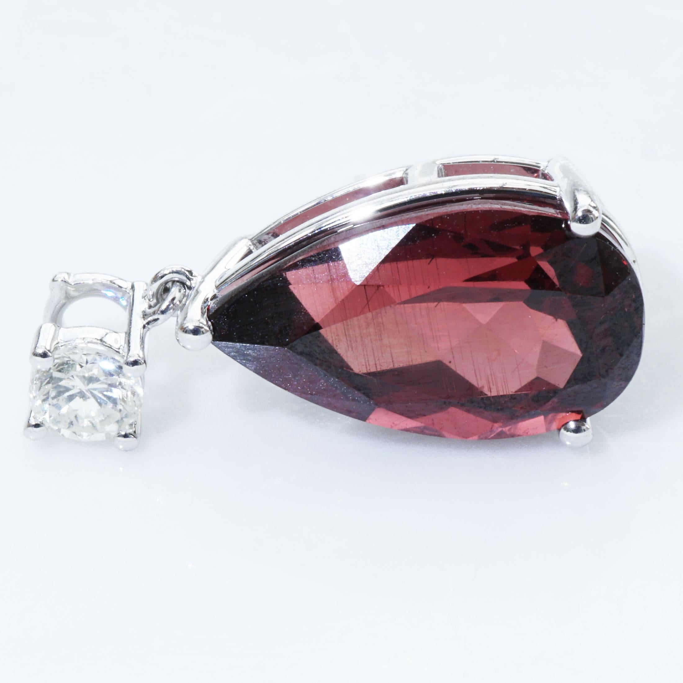 Rhodolite Diamond Pendant with IGI Certificate what kind of red 6.05 ct 0.22 ct In New Condition For Sale In Viena, Viena