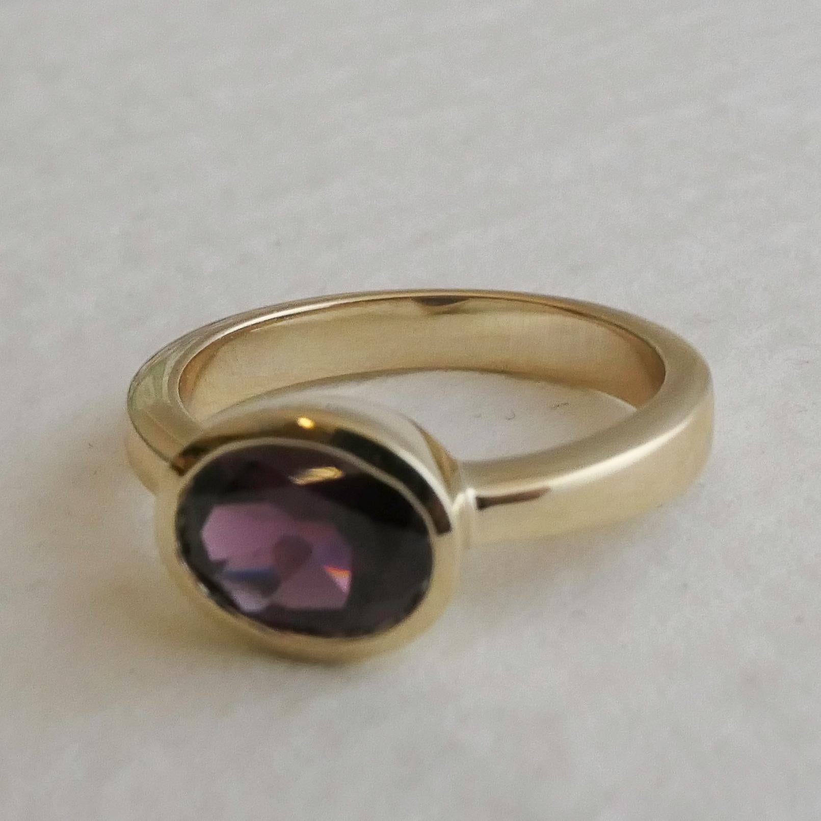 Rhodolith Granat 14kt Gelbgold  Ring Größe 7 (Ovalschliff) im Angebot