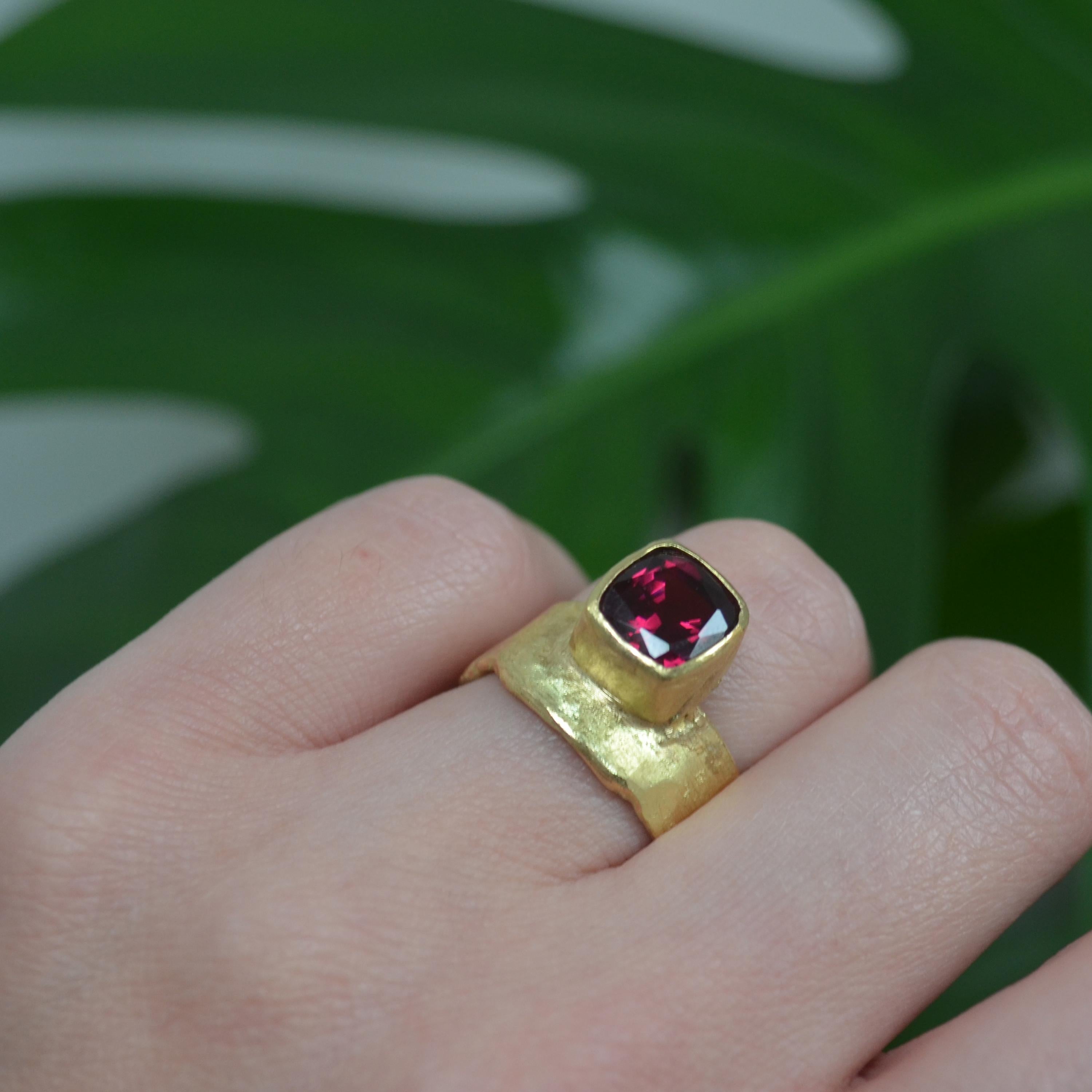 Contemporary Rhodolite Garnet 18 Karat Gold Ring Handmade by Disa Allsopp For Sale