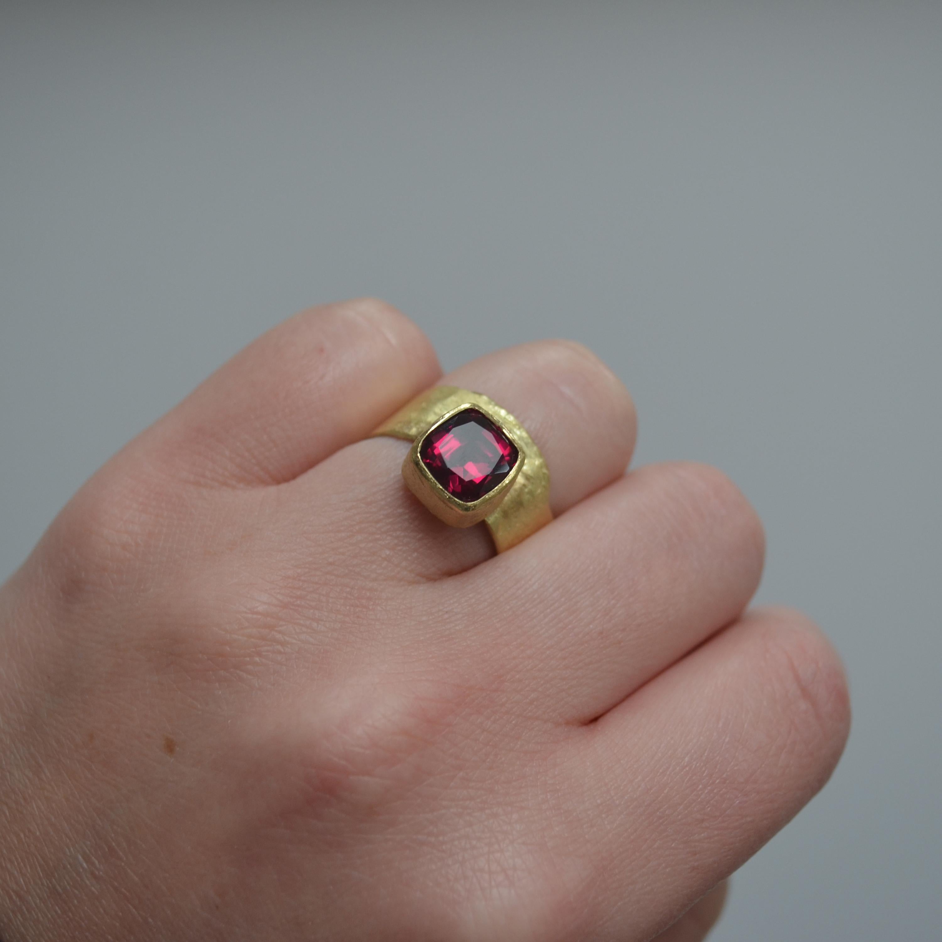 Women's or Men's Rhodolite Garnet 18 Karat Gold Ring Handmade by Disa Allsopp For Sale