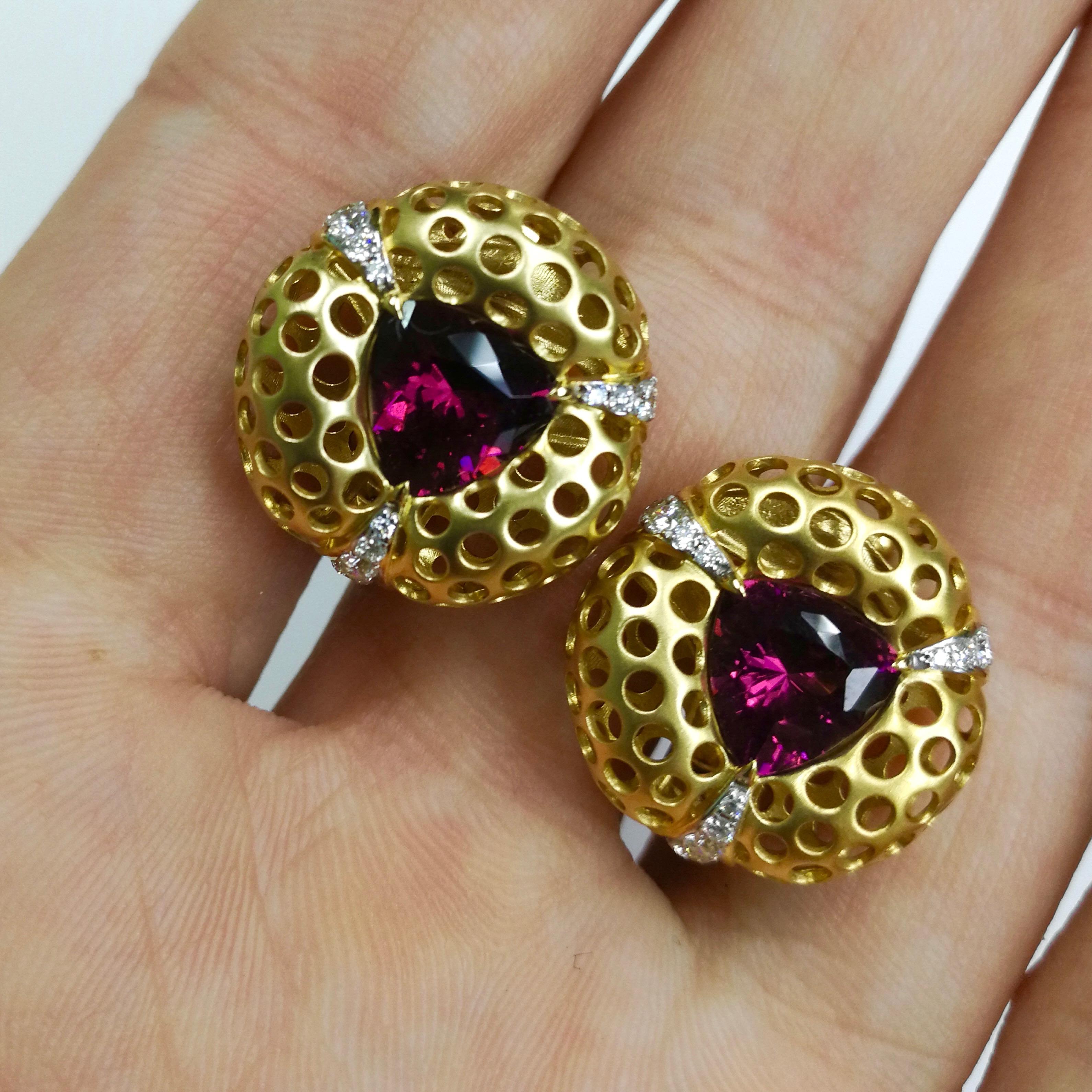 Contemporain Boucles d'oreilles en or jaune 18 carats avec grenat rhodolite et diamants de 4,03 carats en vente