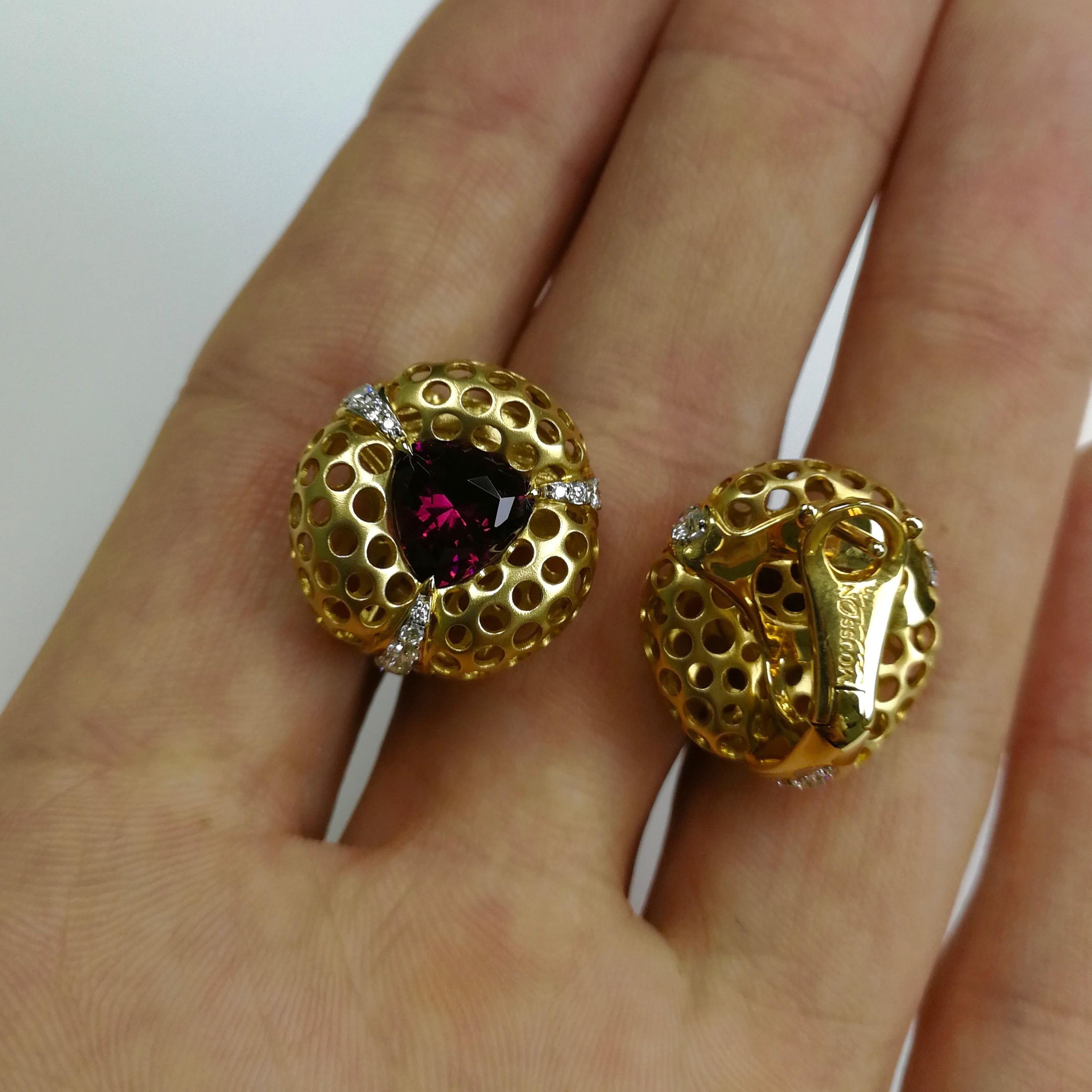 Boucles d'oreilles en or jaune 18 carats avec grenat rhodolite et diamants de 4,03 carats Neuf - En vente à Bangkok, TH