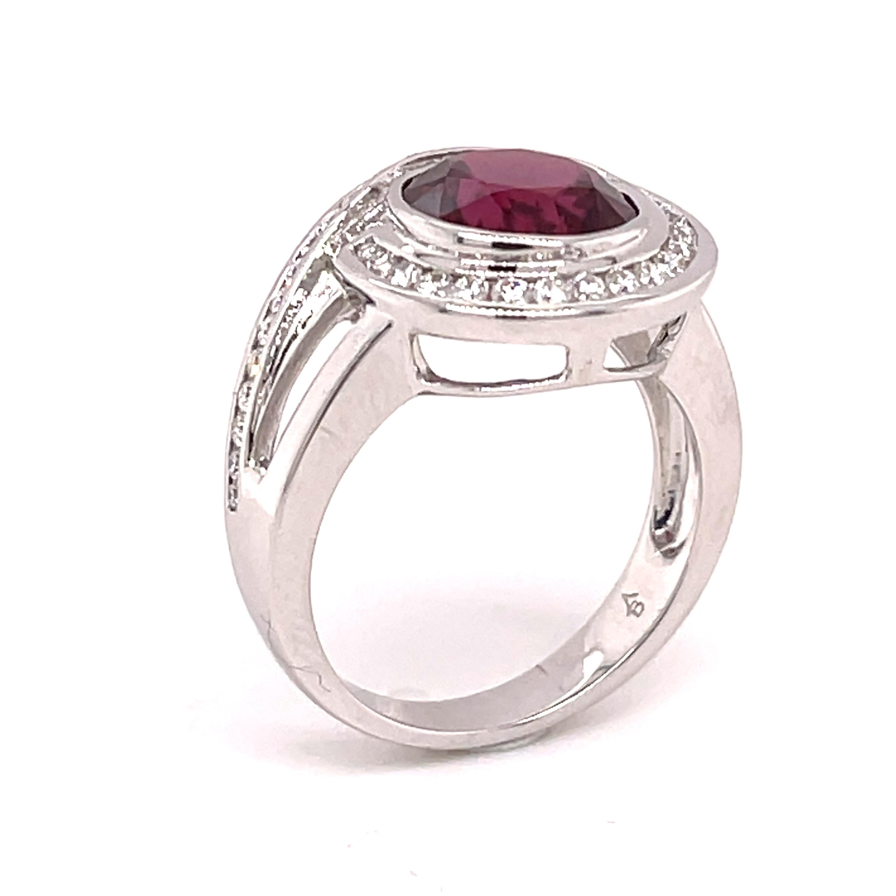 Rhodolite Garnet 4.16 Carat and Diamond Ring in 18 Karat Gold In New Condition In Tucson, AZ