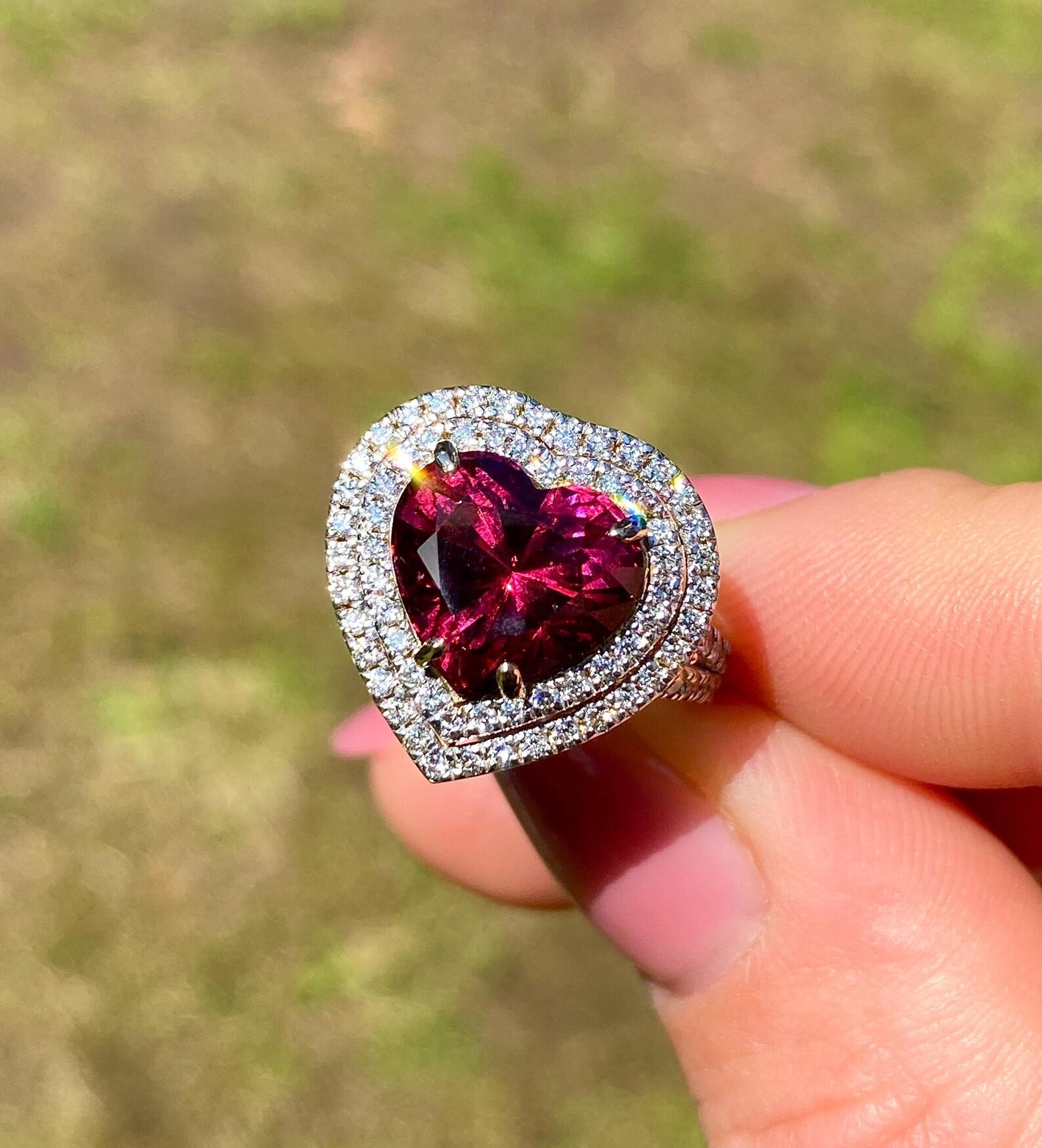 Piedra natural Rodolita 5,22Ct y Diamantes
Anillo de oro amarillo de 14 quilates

Certificado completo de laboratorio para el anillo
Los rodolitos tienen su propio certificado GFCO
Piedra principal: Granate rodolita
Creación de la piedra principal: