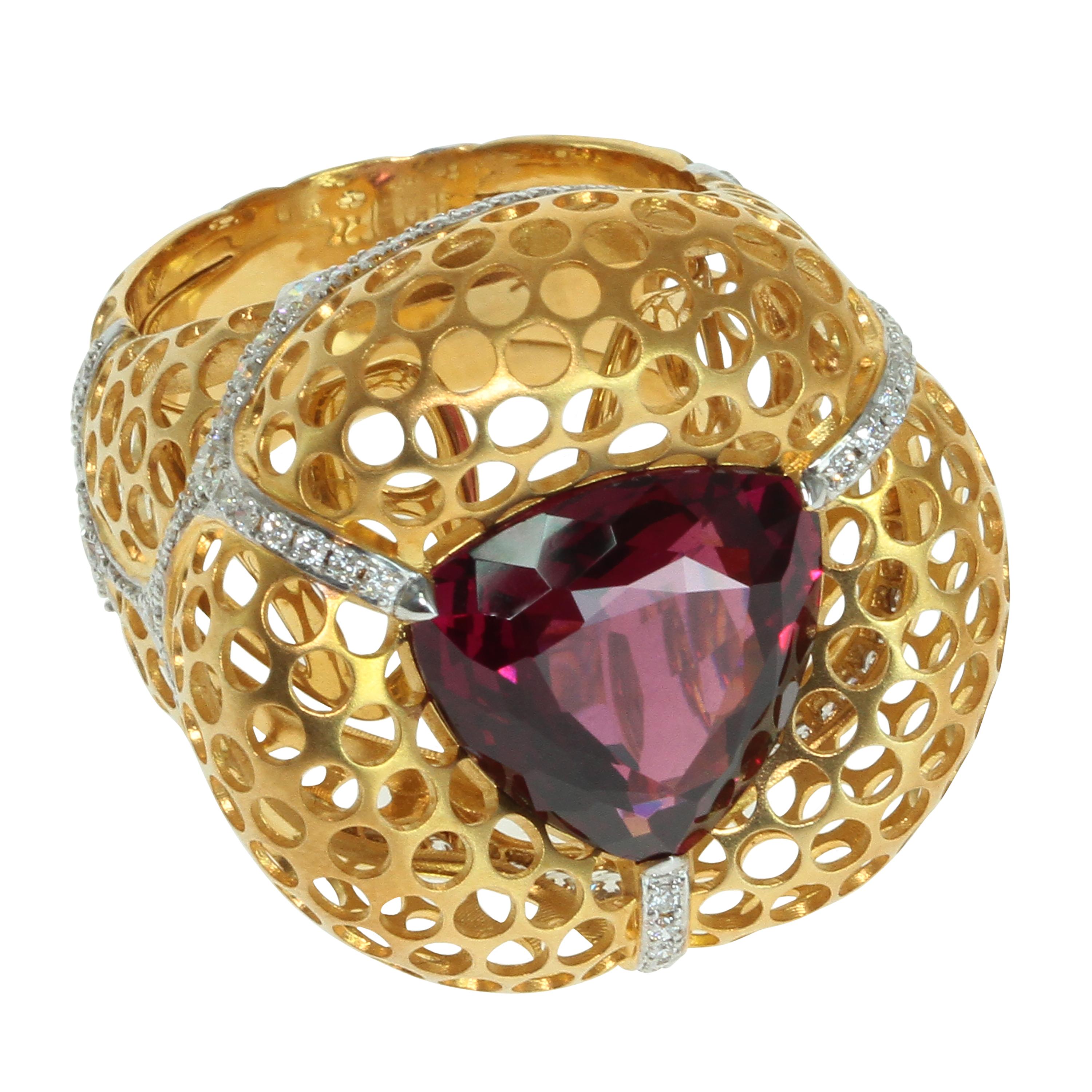 Rhodolith Granat 8,22 Karat, Diamanten 18 Karat Gelbgold Ring
Haben Sie schon einmal Schwalbennester gesehen? Es sind viele kleine Löcher in den Felsen. Unsere Designer haben beschlossen, diese Idee in diesem spektakulären Ring zu verwirklichen. 
Im