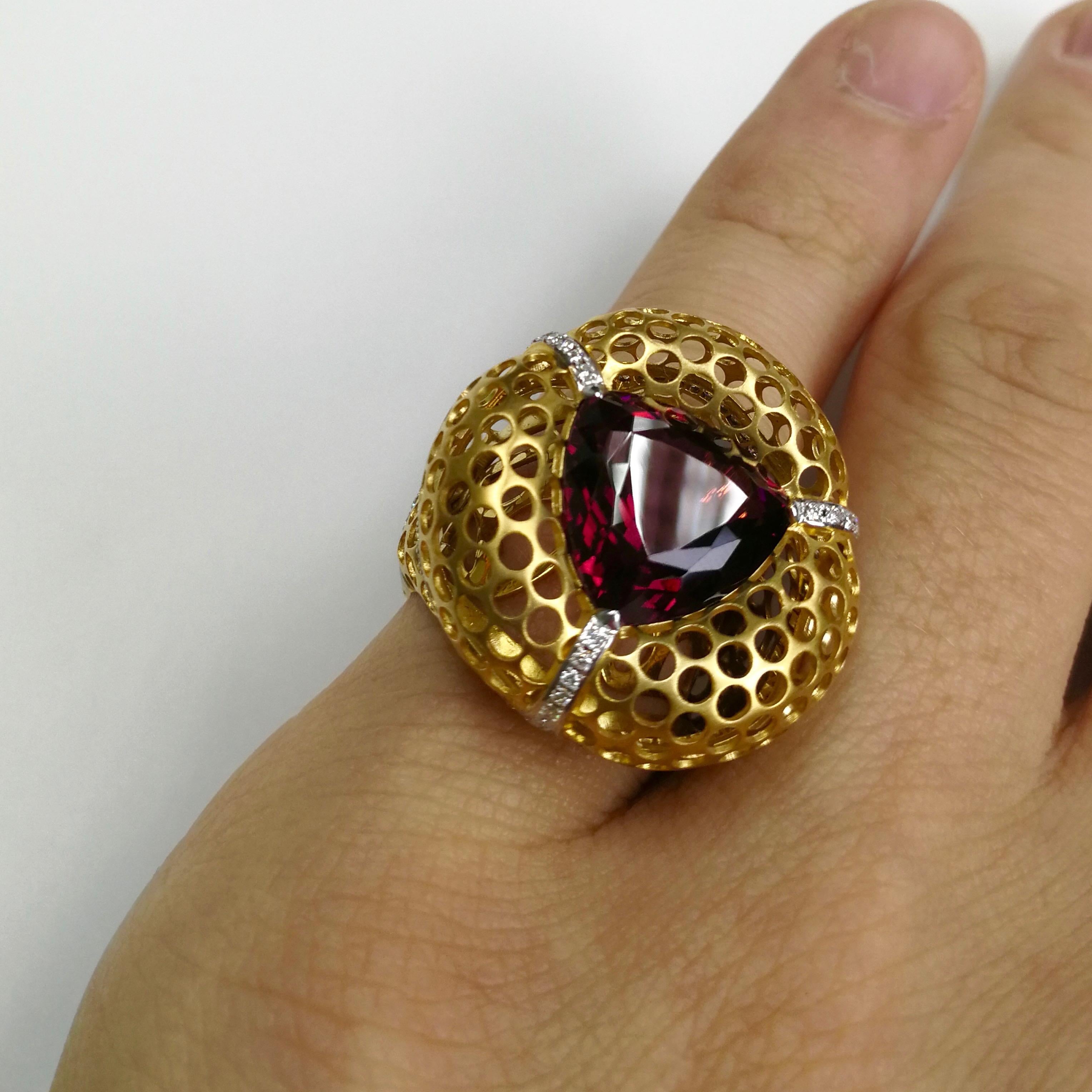 Ring aus 18 Karat Gelbgold mit Rhodolith Granat 8,22 Karat Diamanten (Zeitgenössisch) im Angebot