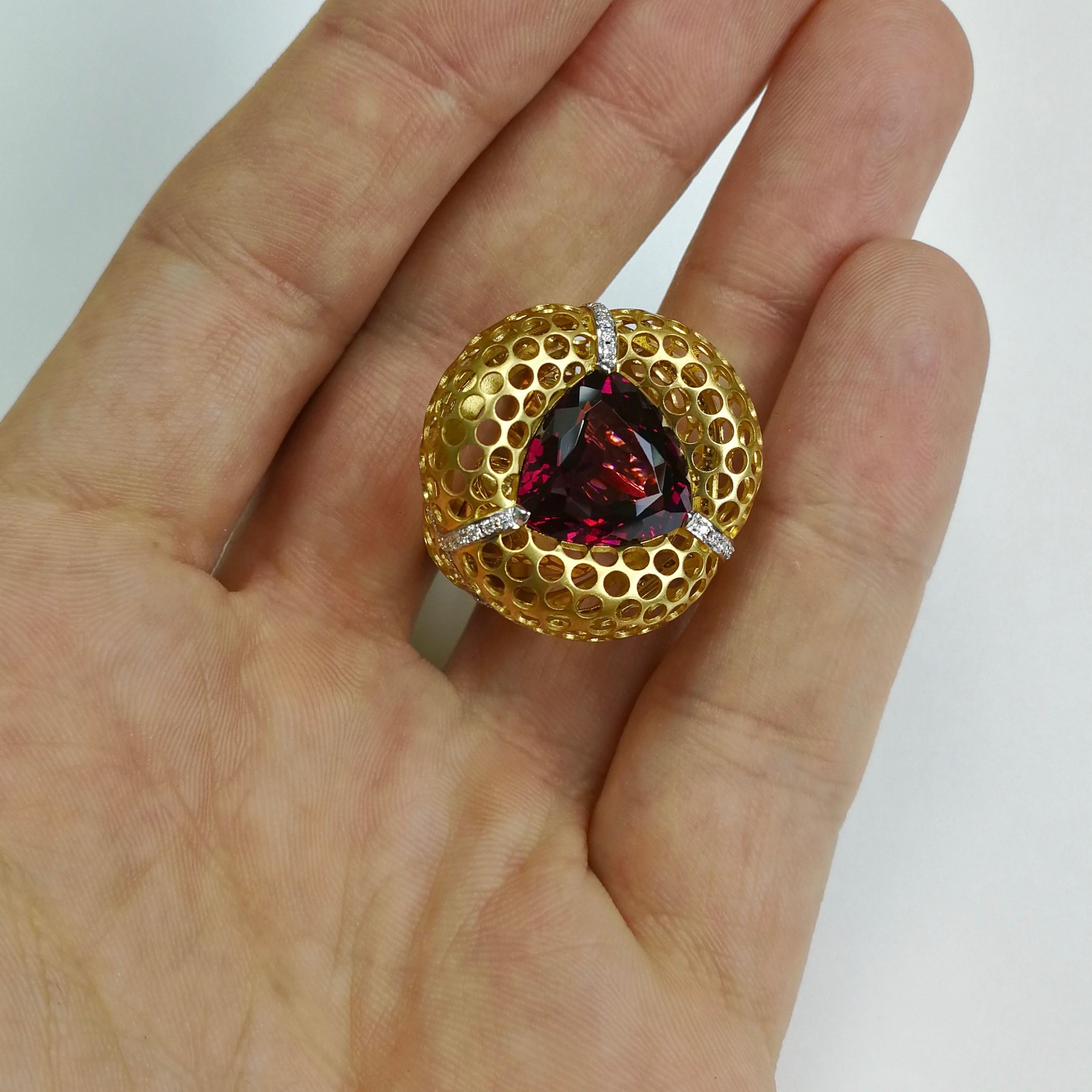 Ring aus 18 Karat Gelbgold mit Rhodolith Granat 8,22 Karat Diamanten im Zustand „Neu“ im Angebot in Bangkok, TH