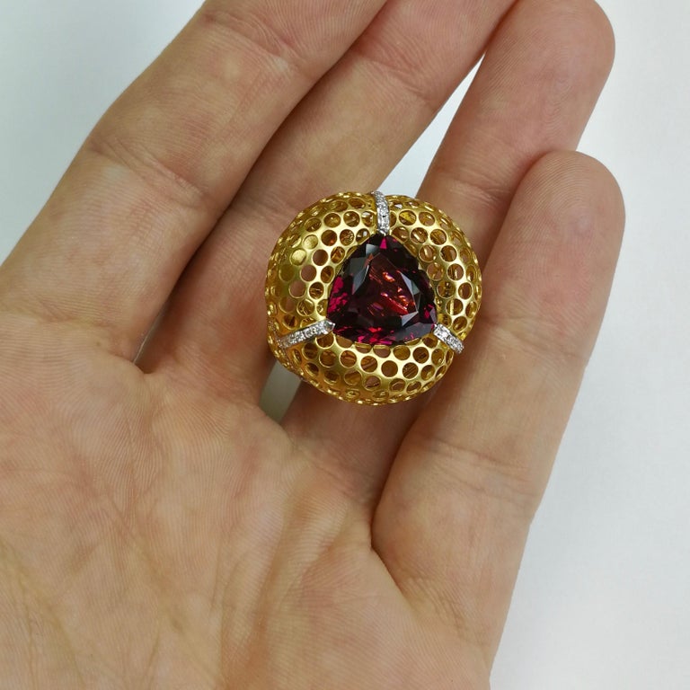 Rhodolite Garnet 8.22 Carat Diamonds 18 Karat Yellow Gold Ring In New Condition For Sale In Bangkok, TH