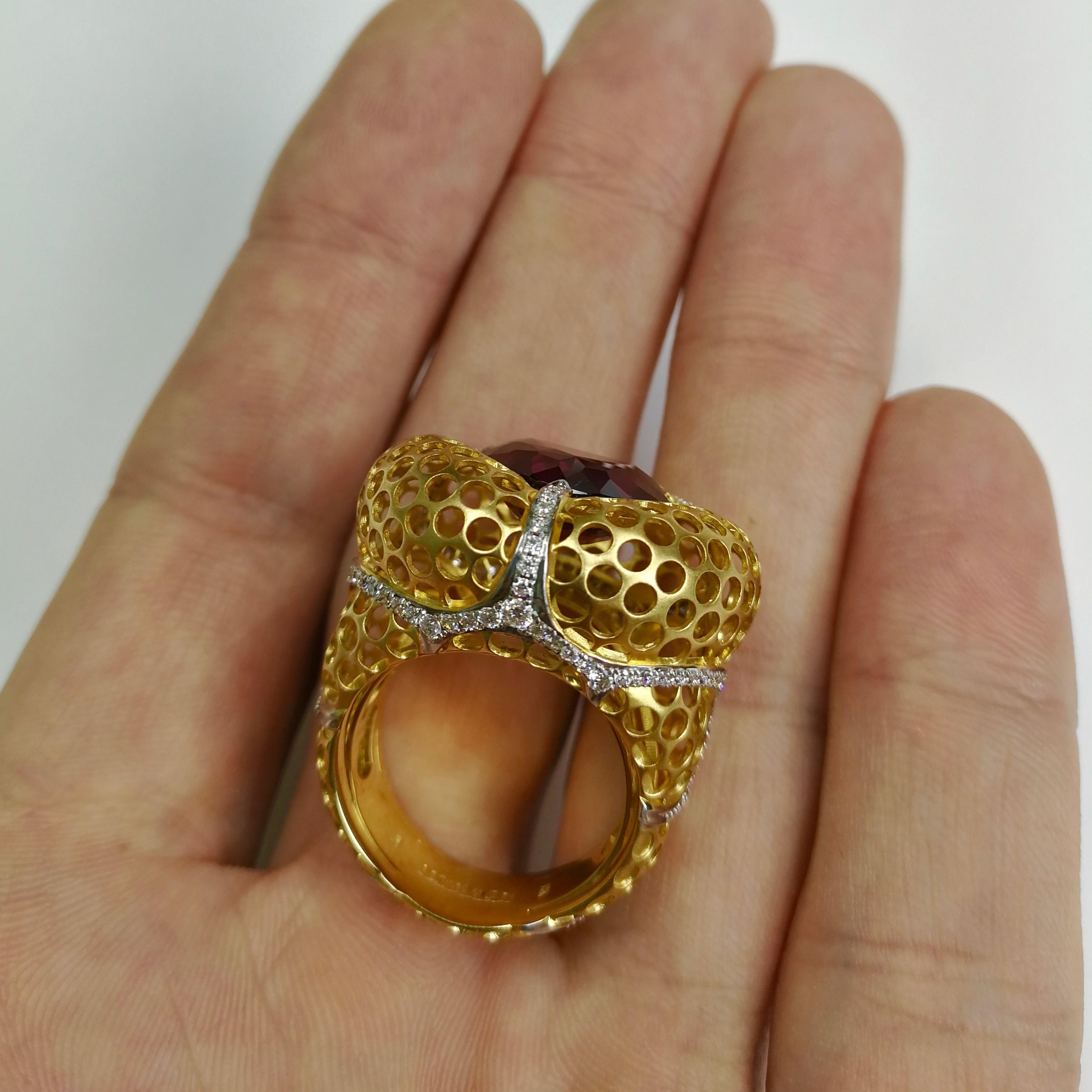 Ring aus 18 Karat Gelbgold mit Rhodolith Granat 8,22 Karat Diamanten im Angebot 1