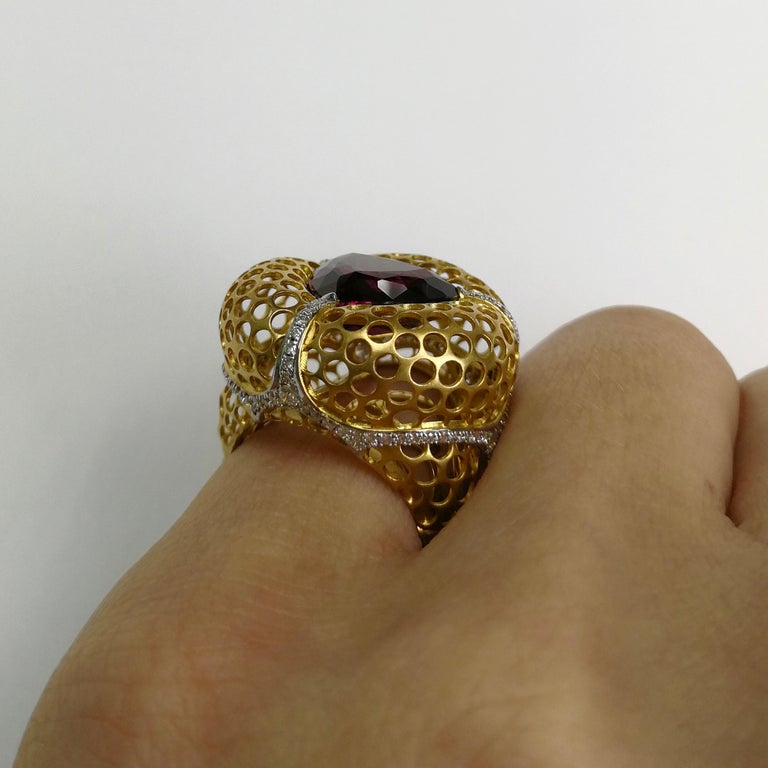 Rhodolite Garnet 8.22 Carat Diamonds 18 Karat Yellow Gold Ring For Sale 3