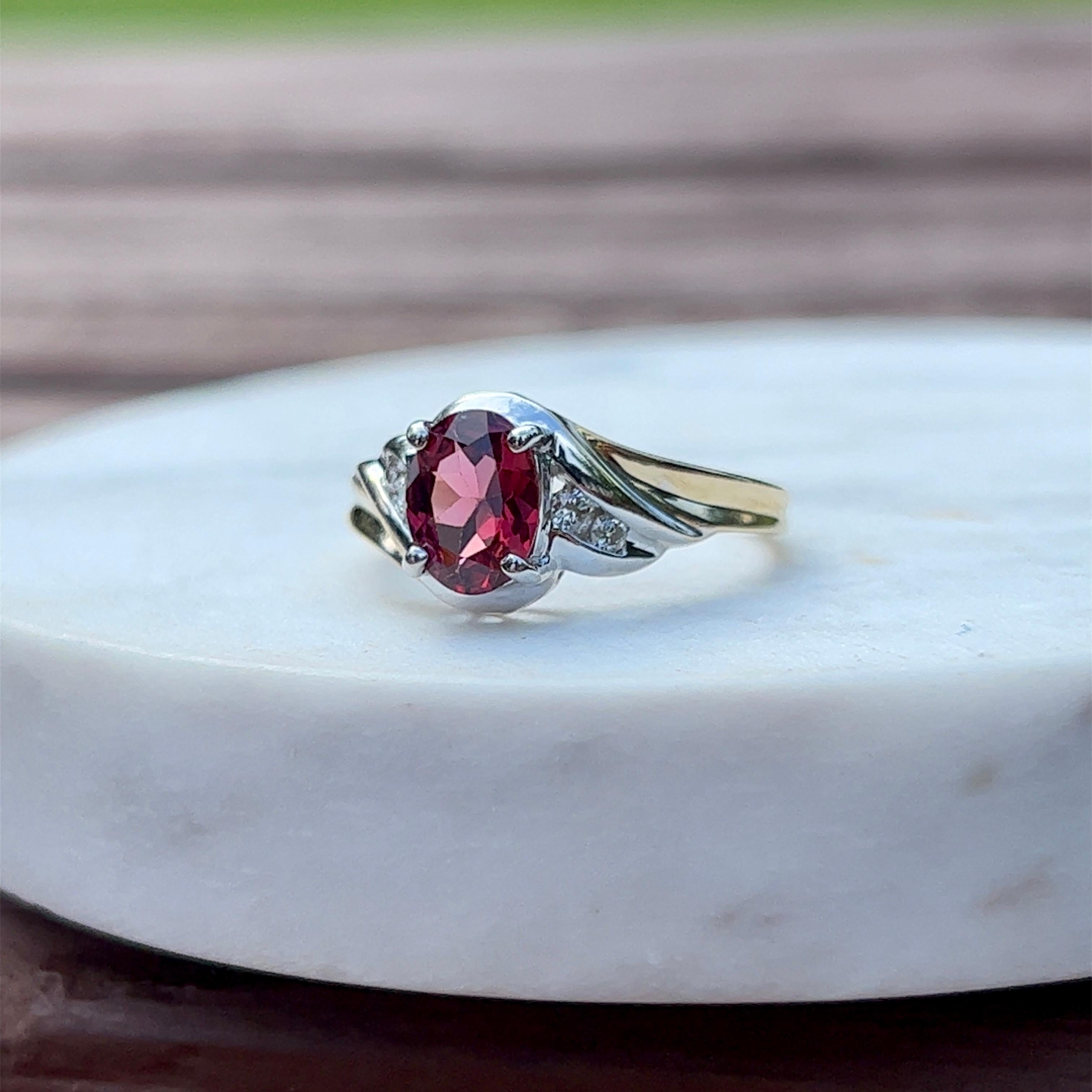 Rhodolith Granat & Diamantring aus 14K zweifarbigem Gold mit Rhodolith (Ovalschliff)