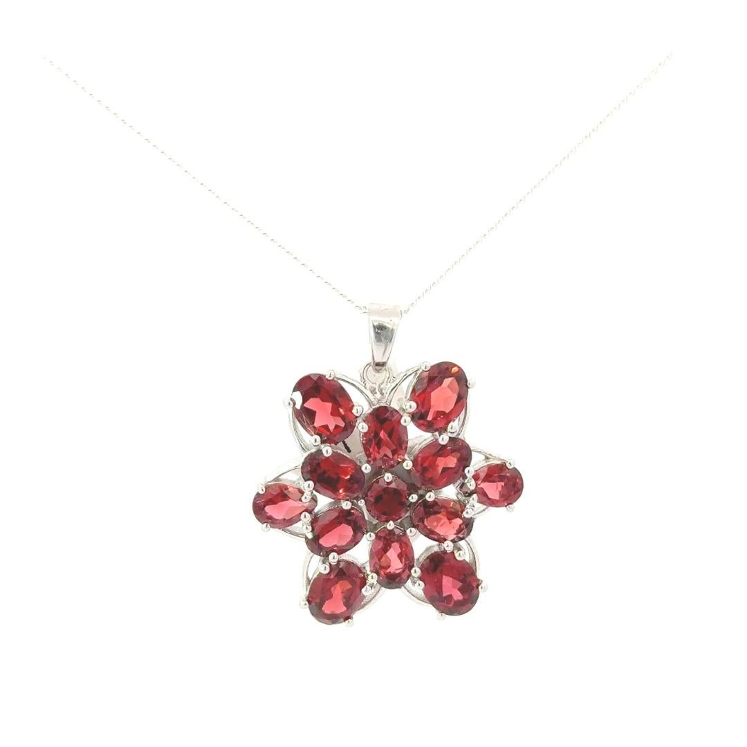 Ciondolo a forma di stella con gemma di granato rodolite realizzato in argento 925 per lei In condizioni Nuovo in vendita a New York, NY