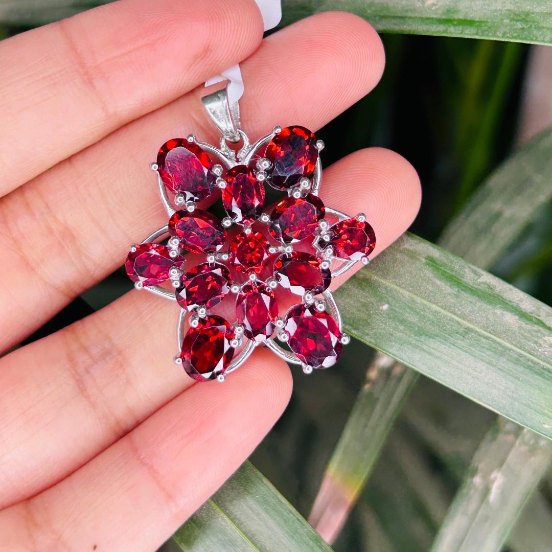 Donna Ciondolo a forma di stella con gemma di granato rodolite realizzato in argento 925 per lei in vendita