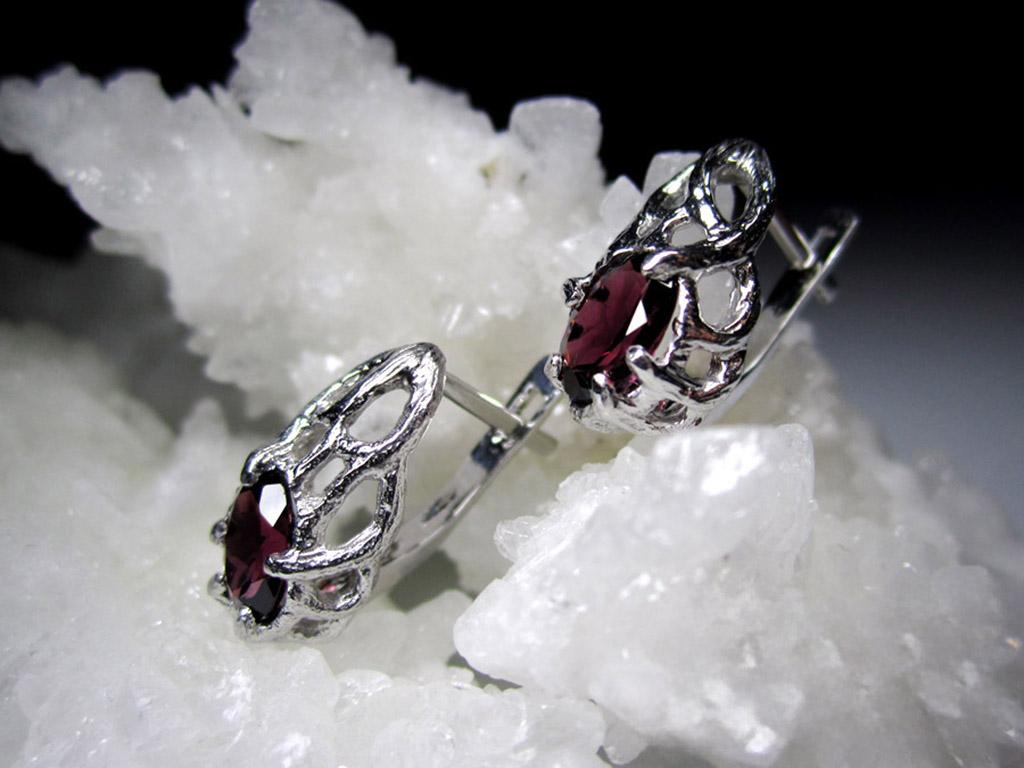Artiste Rhodolite Garnet Silver Earrings Classic Oval Cut Plum Red Natural Gemstone (Boucles d'oreilles grenat rhodolite en argent) en vente