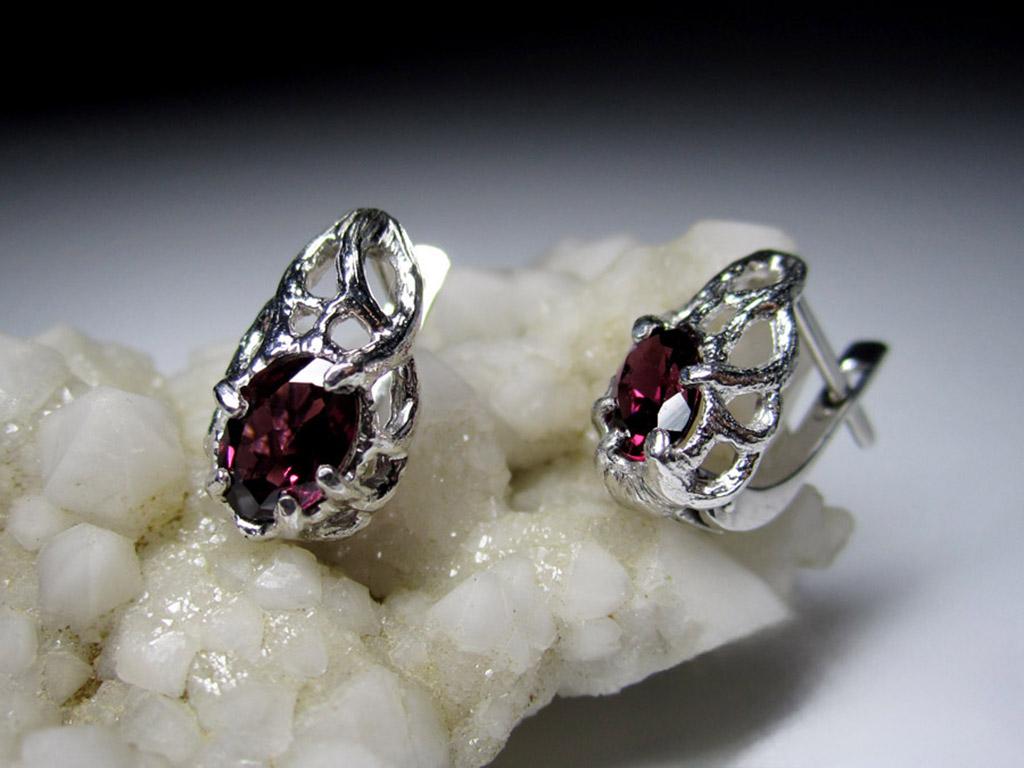 Artist Rhodolite Garnet Silver Earrings Classic Oval Cut Plum Red Natural Gemstone For Sale