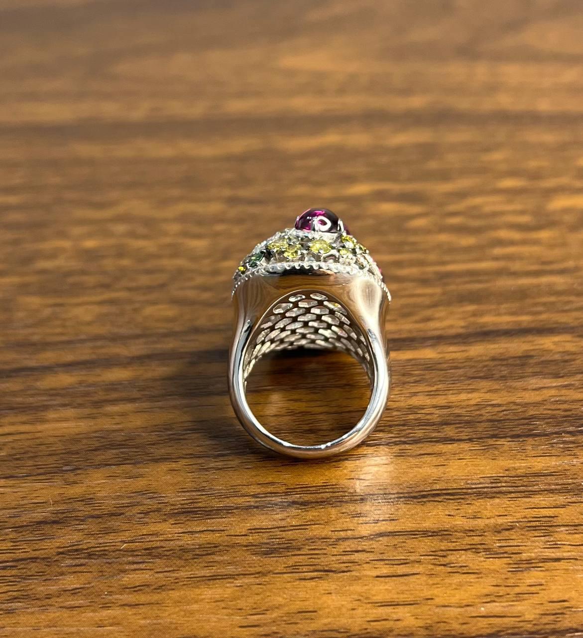 Rhodolite Garnet White Fancy Color Diamond 18 Karat White Gold Statement Ring in vendita 6