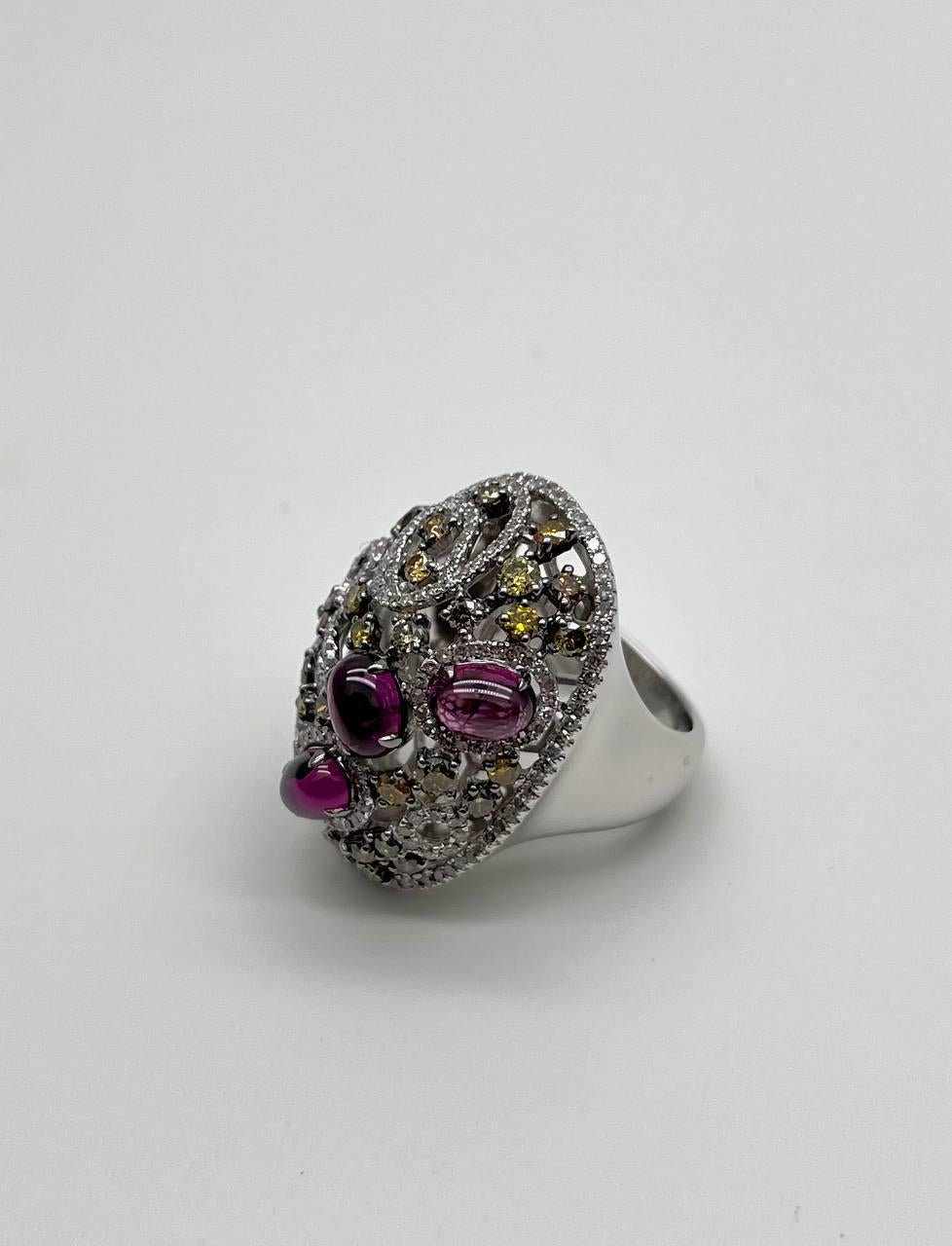 Cabochon Rhodolite Garnet White Fancy Color Diamond 18 Karat White Gold Statement Ring in vendita