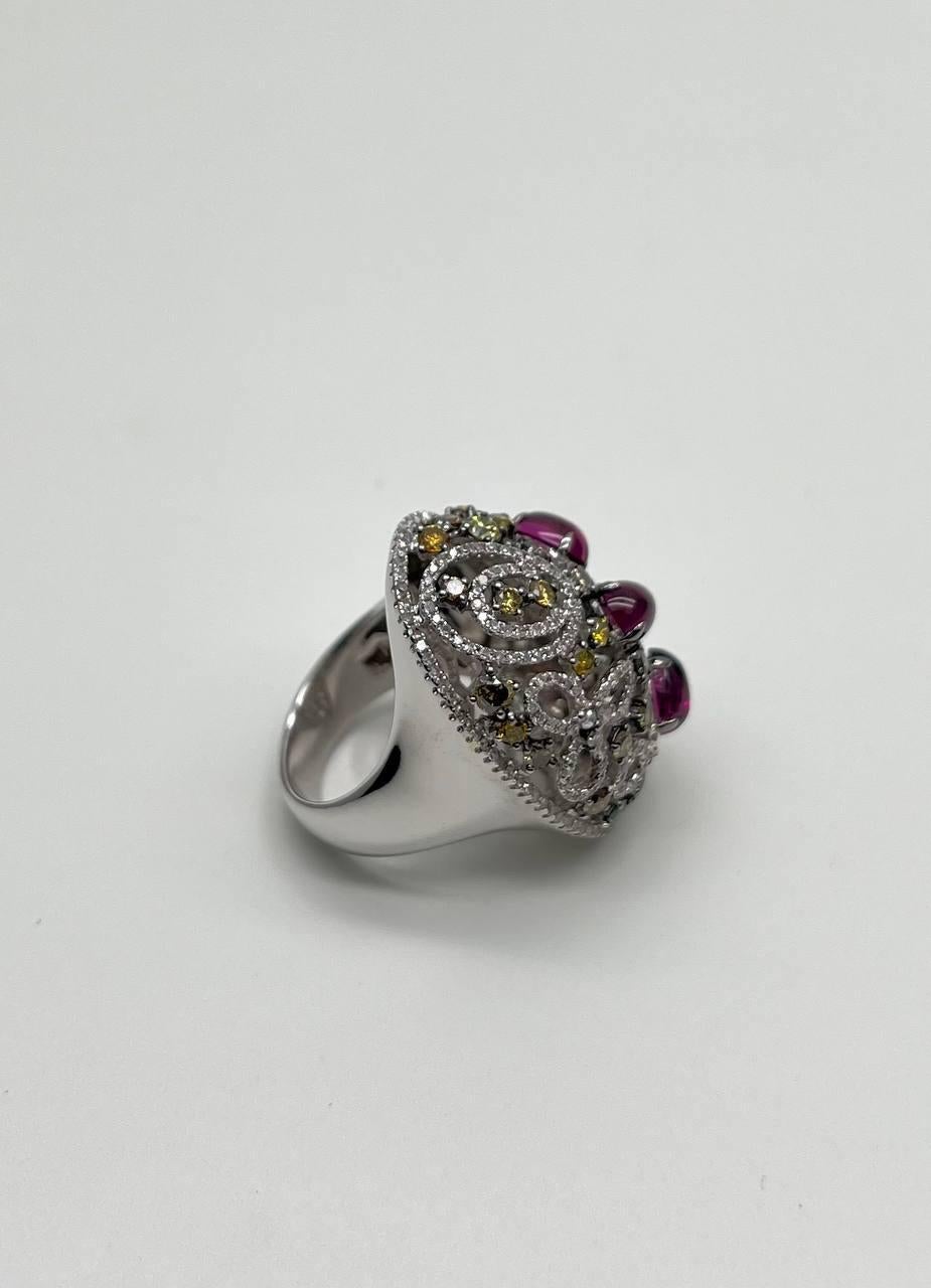 Rhodolite Garnet White Fancy Color Diamond 18 Karat White Gold Statement Ring In condizioni Nuovo in vendita a Oakton, VA