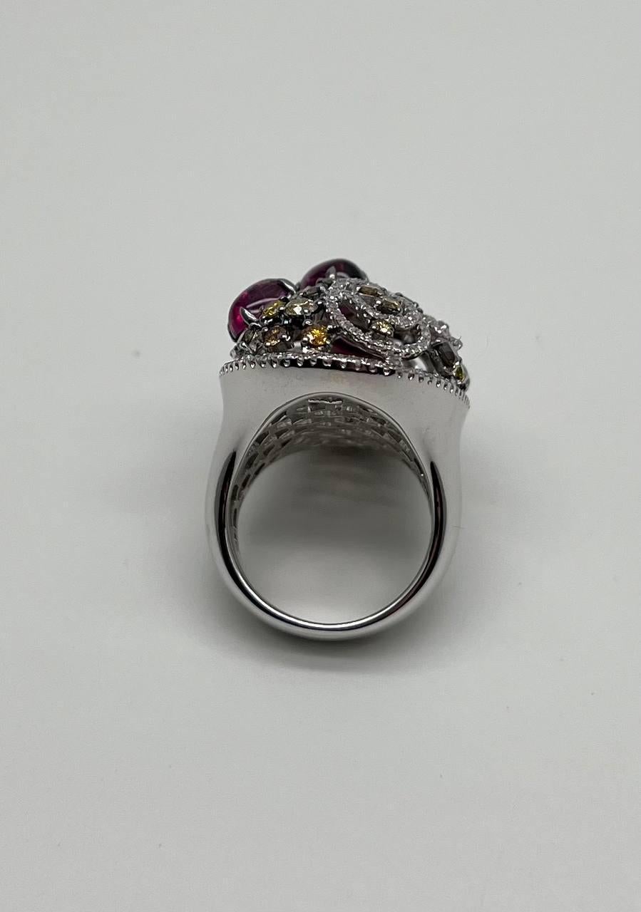 Donna Rhodolite Garnet White Fancy Color Diamond 18 Karat White Gold Statement Ring in vendita